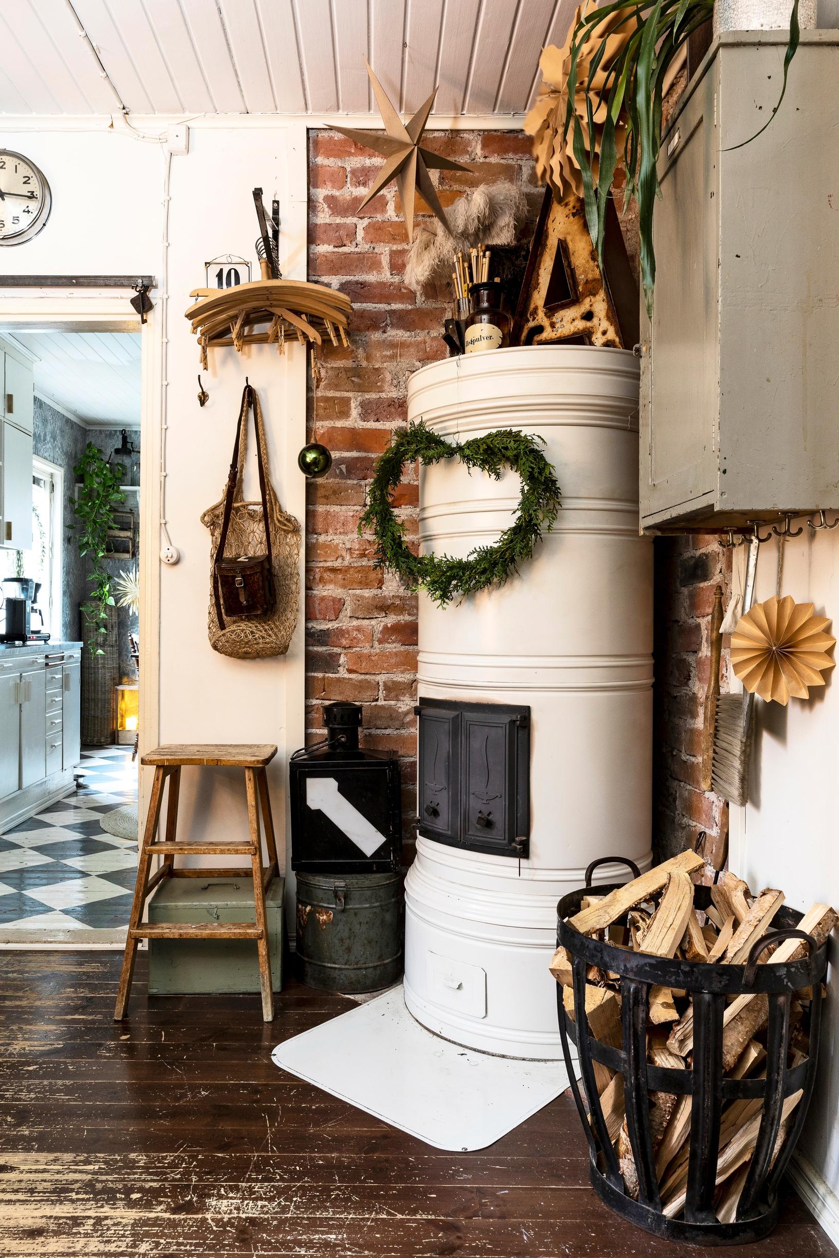 Pieni valkoinen pönttöuuni