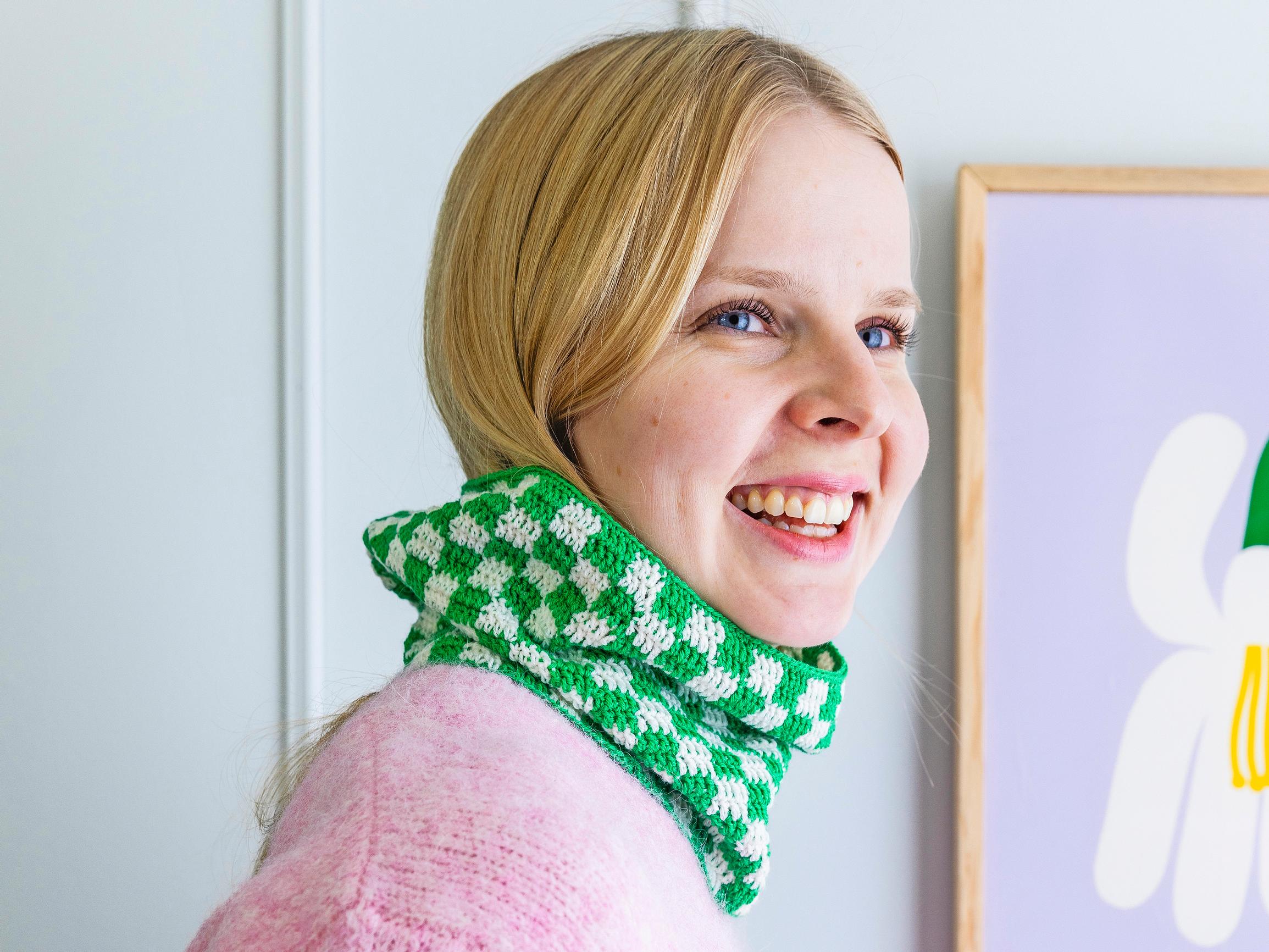 Raikas ruutukauluri syntyy nopeasti kahdella värillä – kurkkaa ohje ja kokeile helppoa kirjovirkkausta