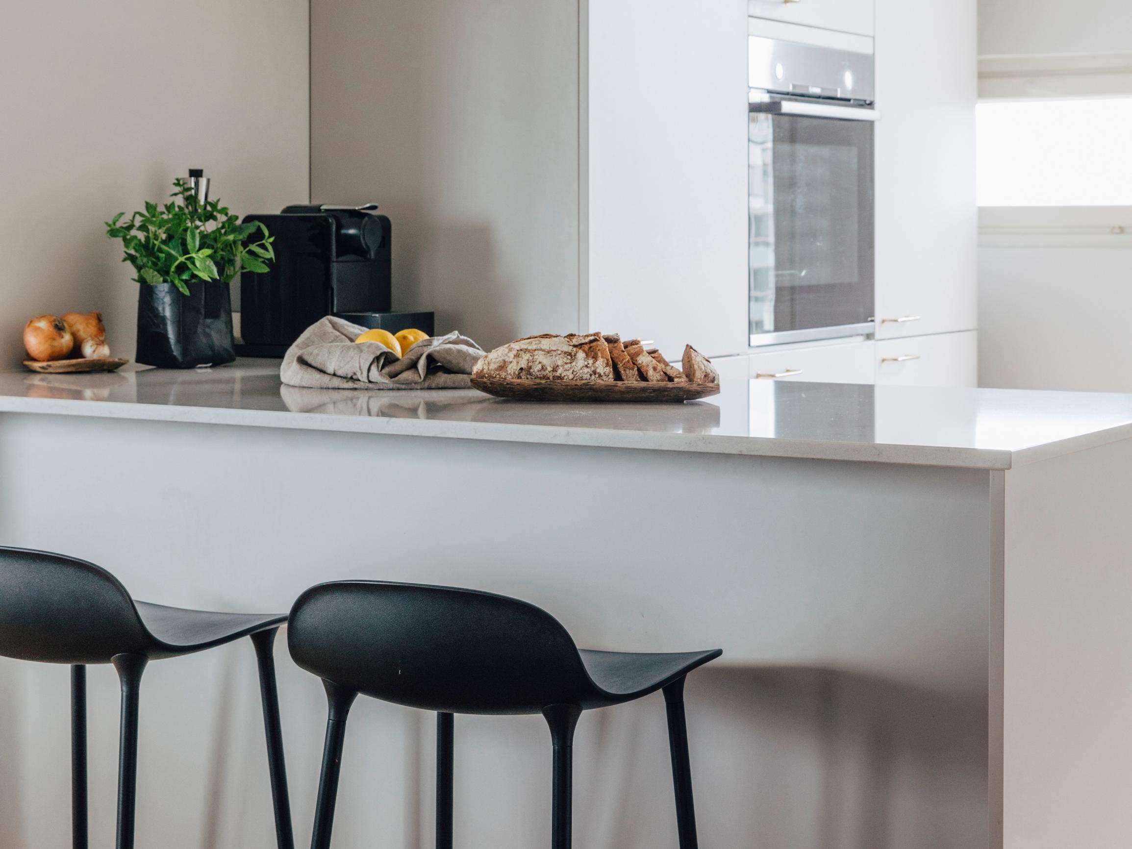 Avaruutta ja klassista ajattomuutta! Kerrostalokodin keittiön ilme raikastui remontissa – tältä keittiö näytti ennen ja jälkeen muutoksen