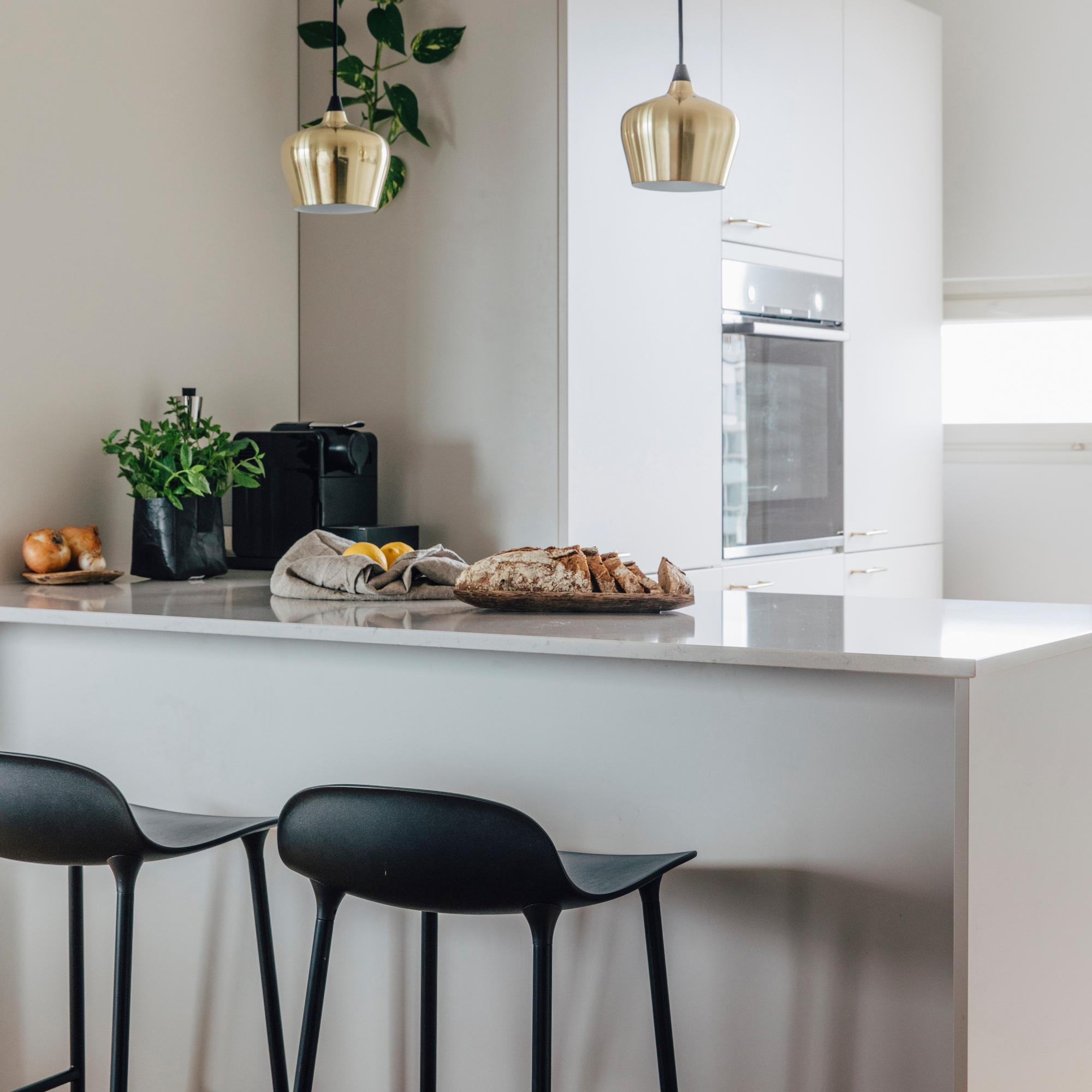 Avaruutta ja klassista ajattomuutta! Kerrostalokodin keittiön ilme raikastui remontissa – tältä keittiö näytti ennen ja jälkeen muutoksen