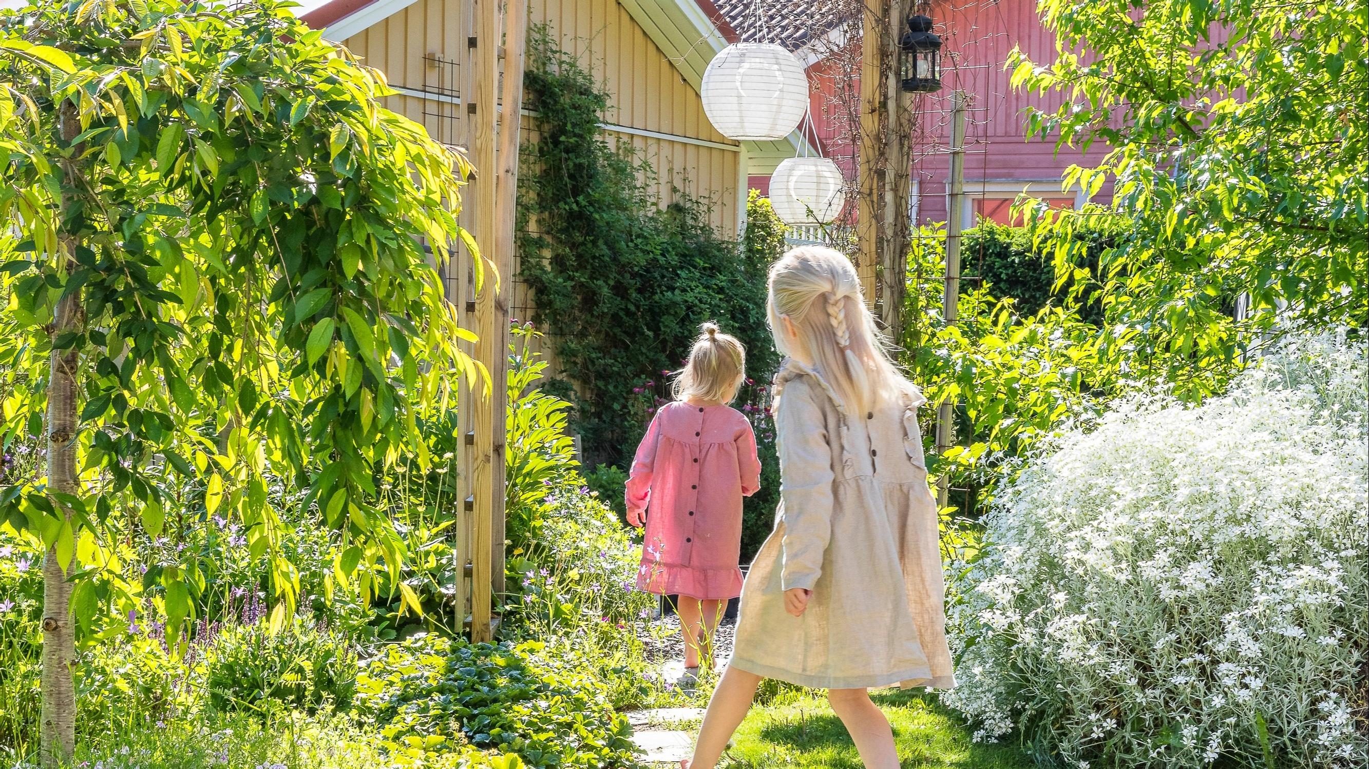 Kartanonkeltainen puutalo ja suloinen puutarha – kurkkaa lapsiperheen keitaaseen, jossa viihtyvät isot ja pienet!