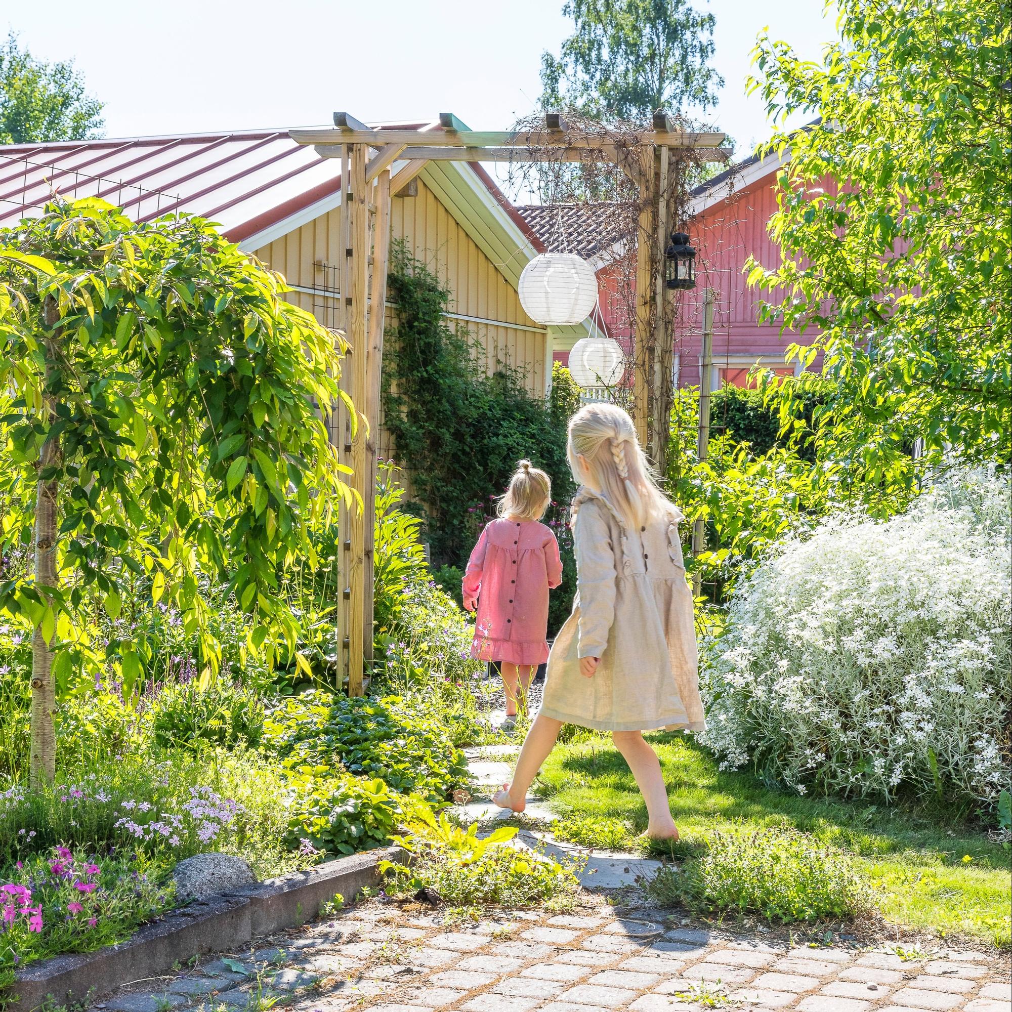 Kartanonkeltainen puutalo ja suloinen puutarha – kurkkaa lapsiperheen keitaaseen, jossa viihtyvät isot ja pienet!
