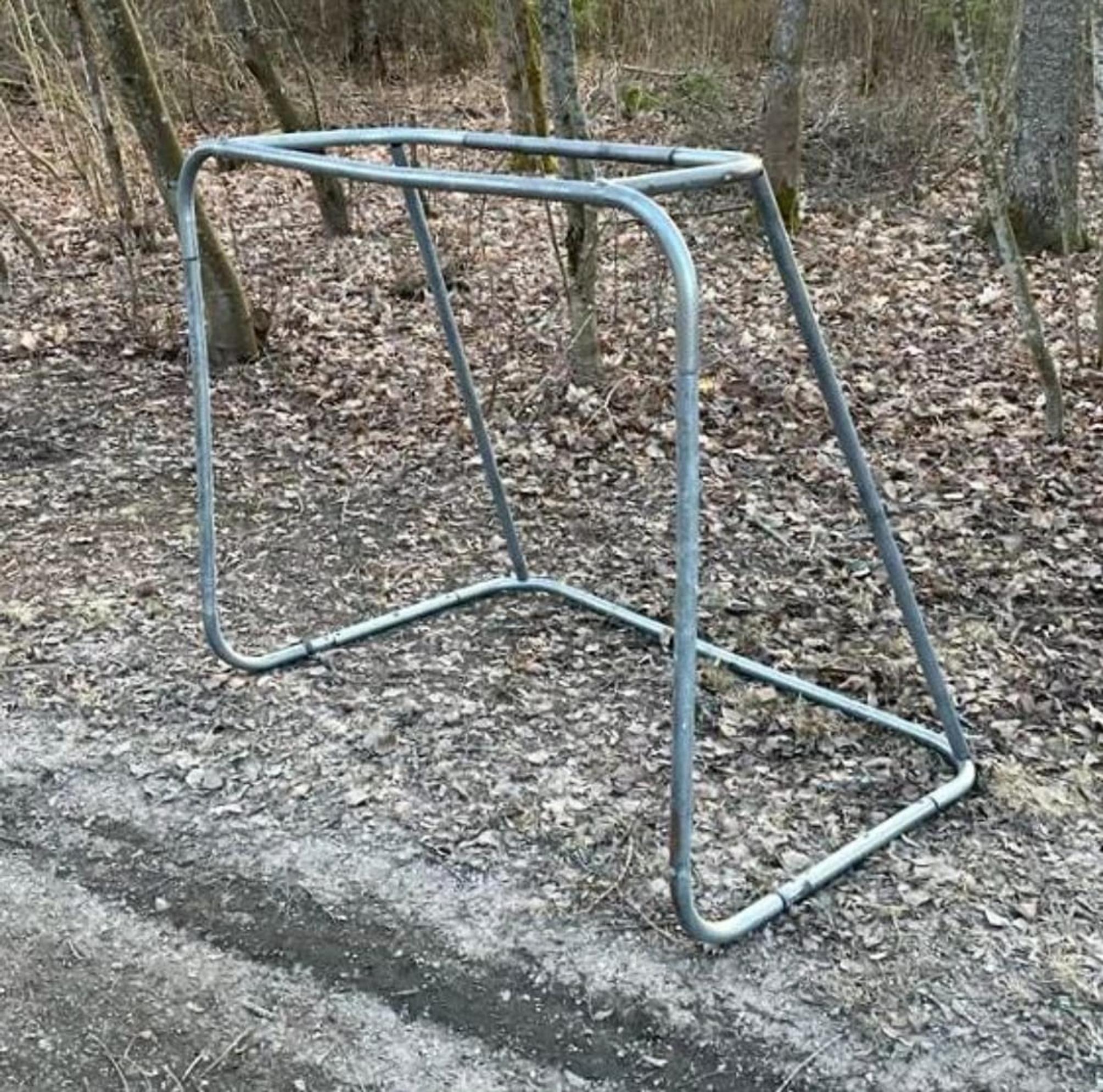 Vanhasta trampoliinista tehty jääkiekkomaali.