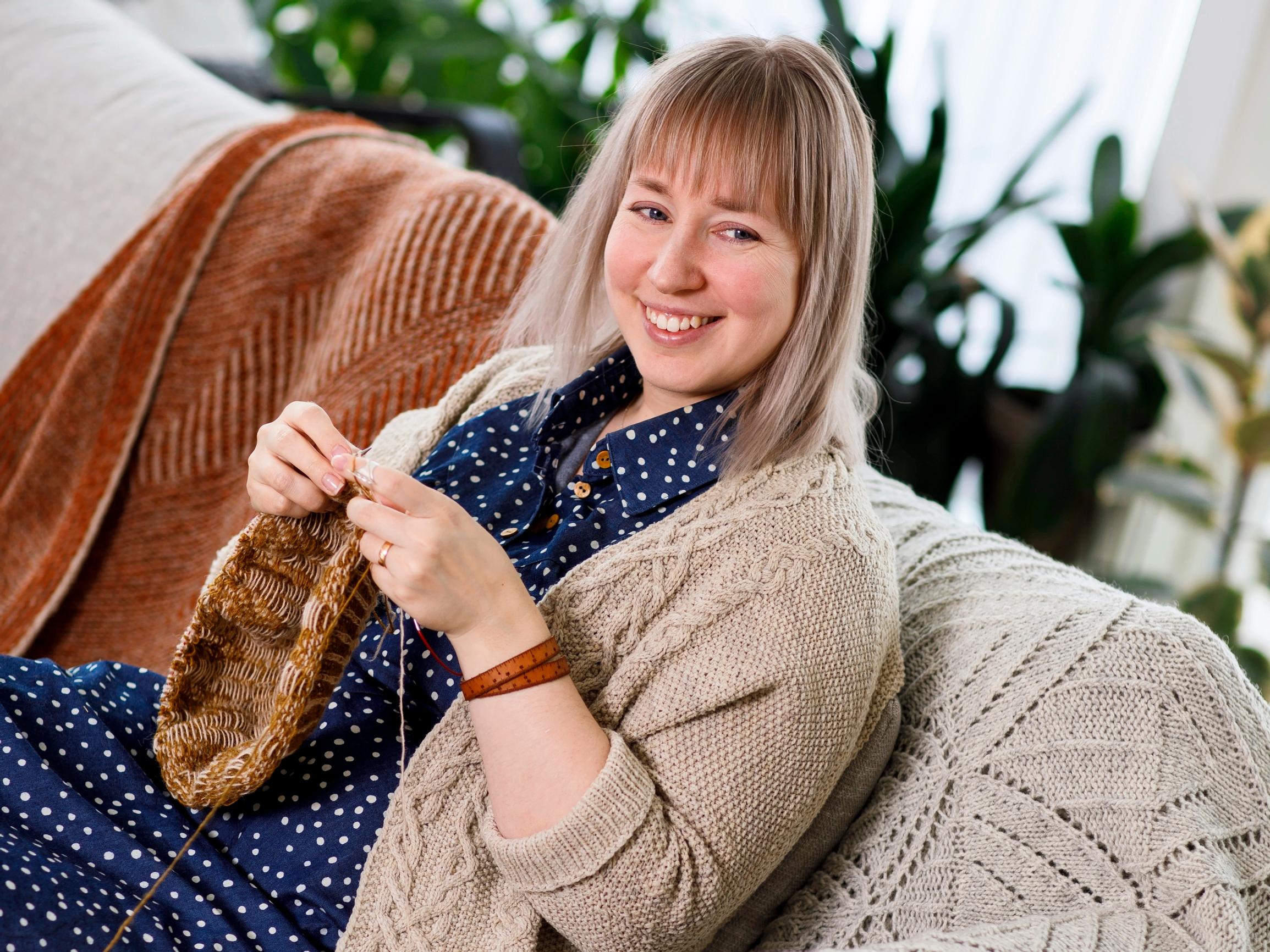 ”Nautin, kun neulominen raastaa hermoja” – neulesuunnittelija Johanna Ärje ryhtyy mielellään projektiin, jossa taatusti kestää pitkään