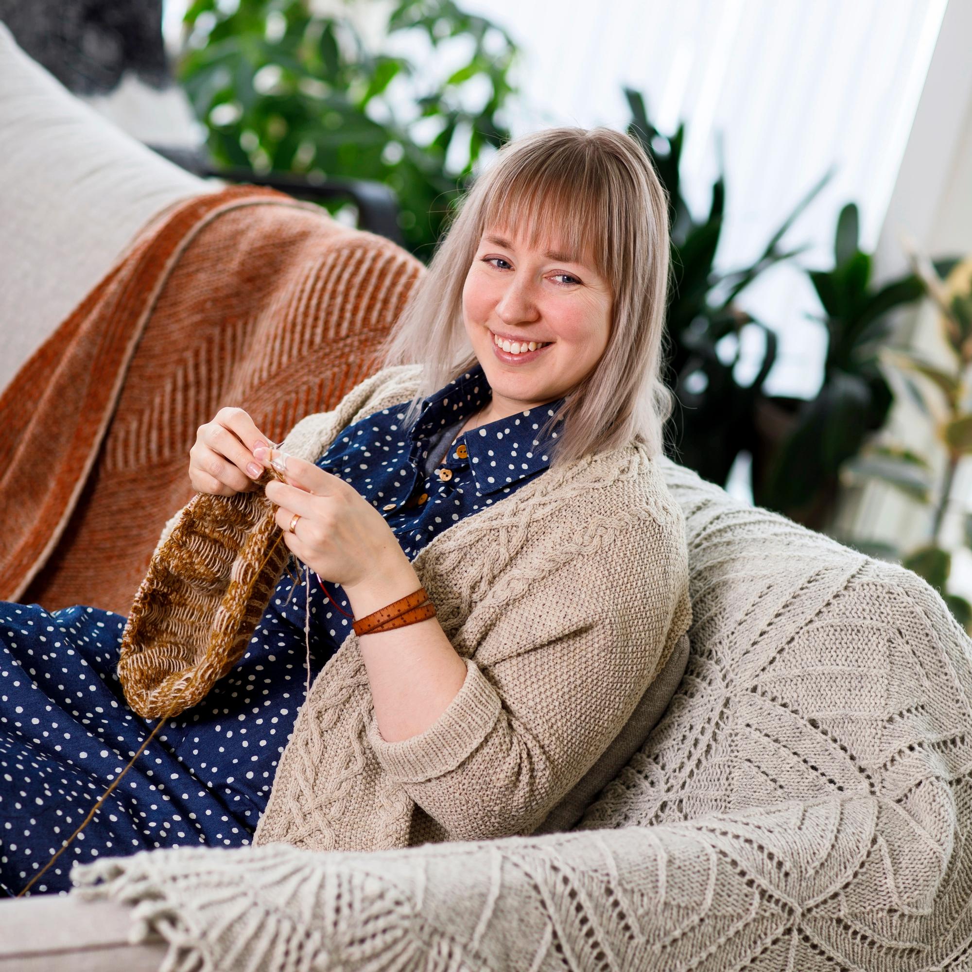 ”Nautin, kun neulominen raastaa hermoja” – neulesuunnittelija Johanna Ärje ryhtyy mielellään projektiin, jossa taatusti kestää pitkään