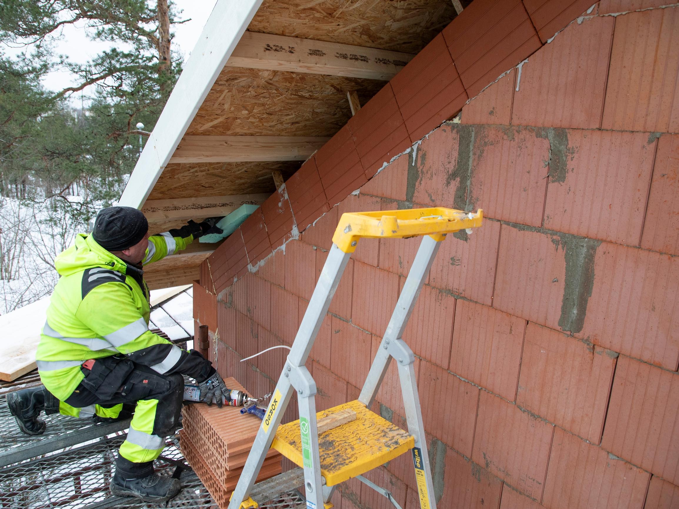Kutteripurueristeet ja pinkopahvit jäävät menneeseen – Näätäkujan talo muurataan hengittävästä savitiilisestä kennoharkosta