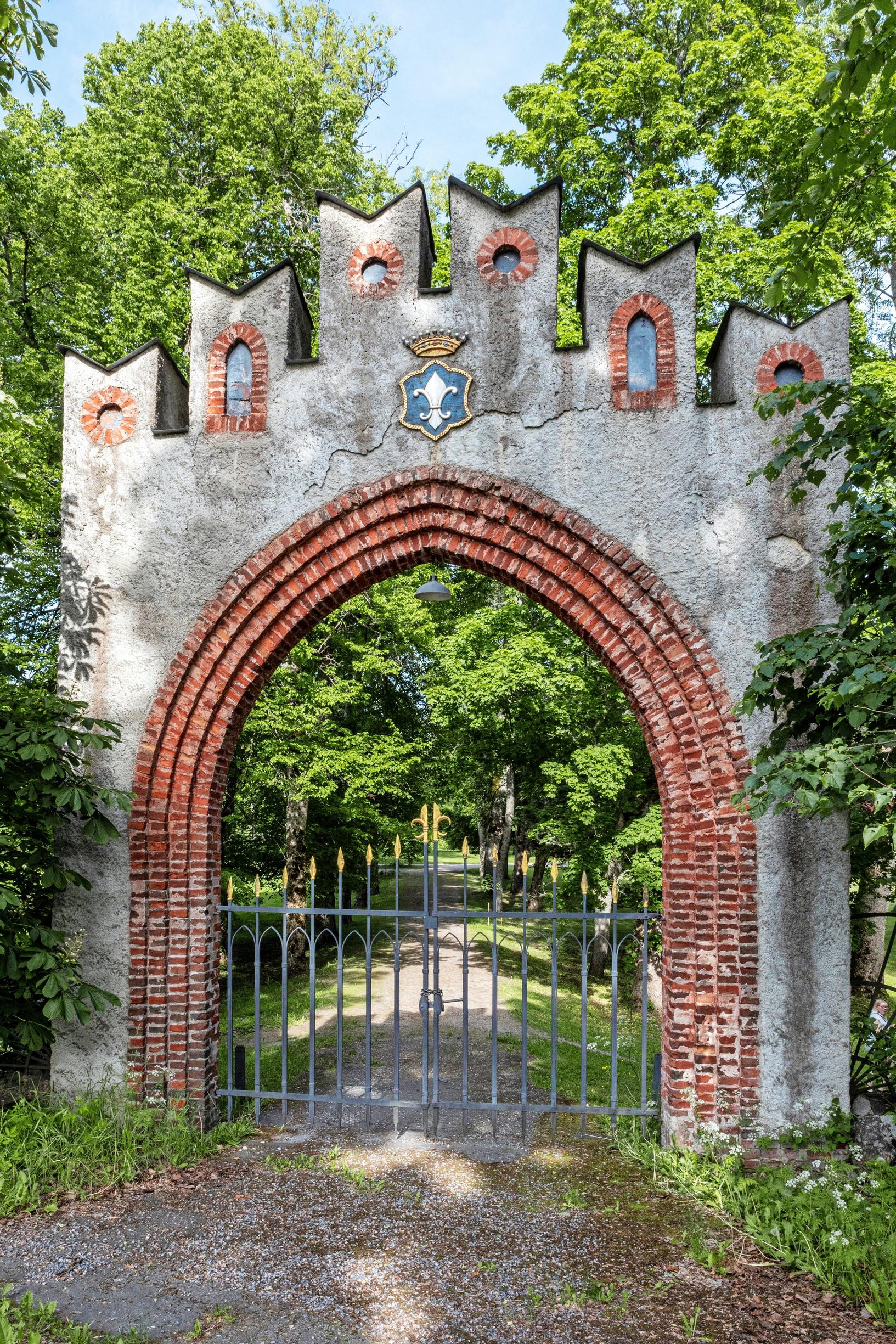 Mustion linnan puiden reunustama entinen sisääntulotie