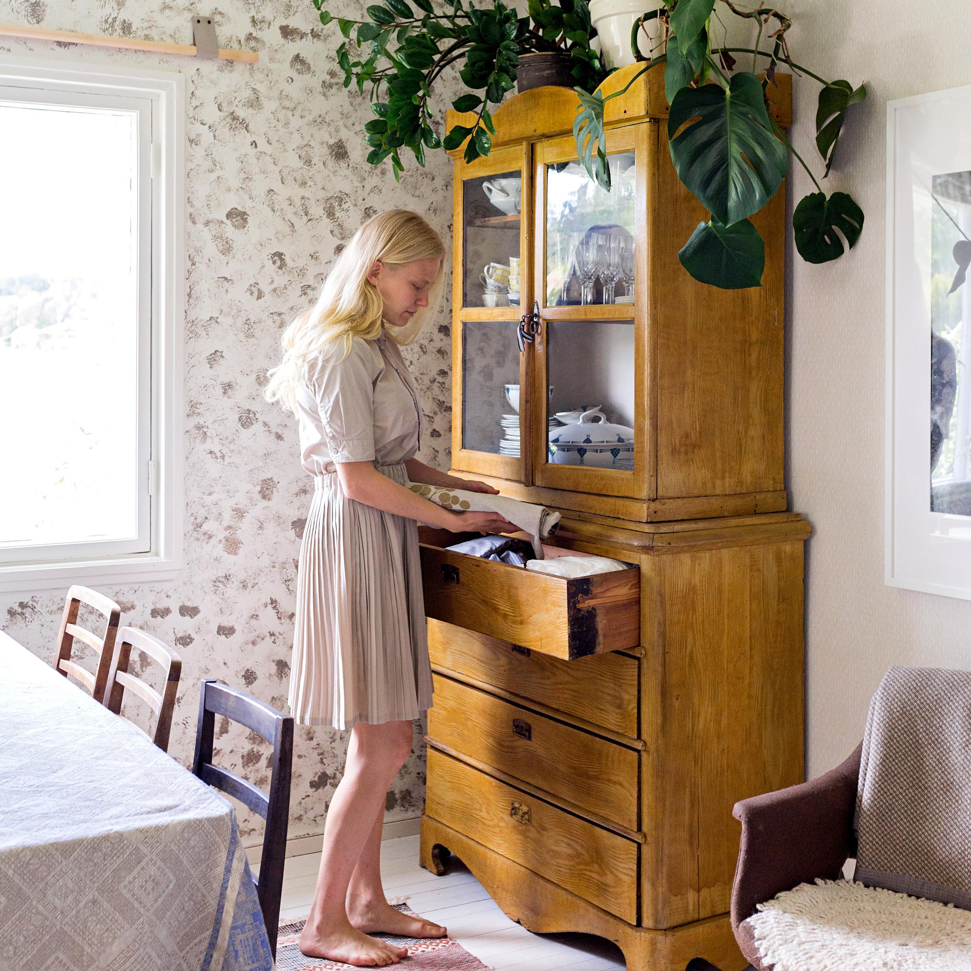 ”Onneksi taloa ei ollut pilattu aiemmilla remonteilla” – Saaramaija ja Petri remontoivat rapistuneen rintamamiestalon vanhaa vaalien