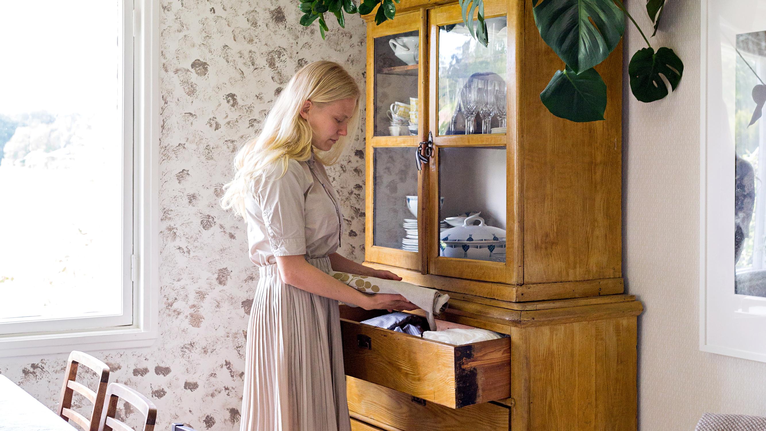 ”Onneksi taloa ei ollut pilattu aiemmilla remonteilla” – Saaramaija ja Petri remontoivat rapistuneen rintamamiestalon vanhaa vaalien