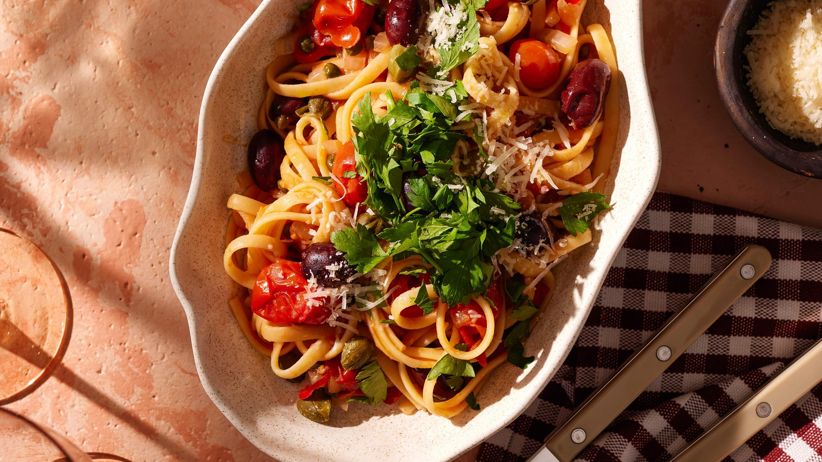 Pasta puttanesca on yksinkertaisen nerokas ruoka – nappaa napolilaisen klassikkopastan ohje!