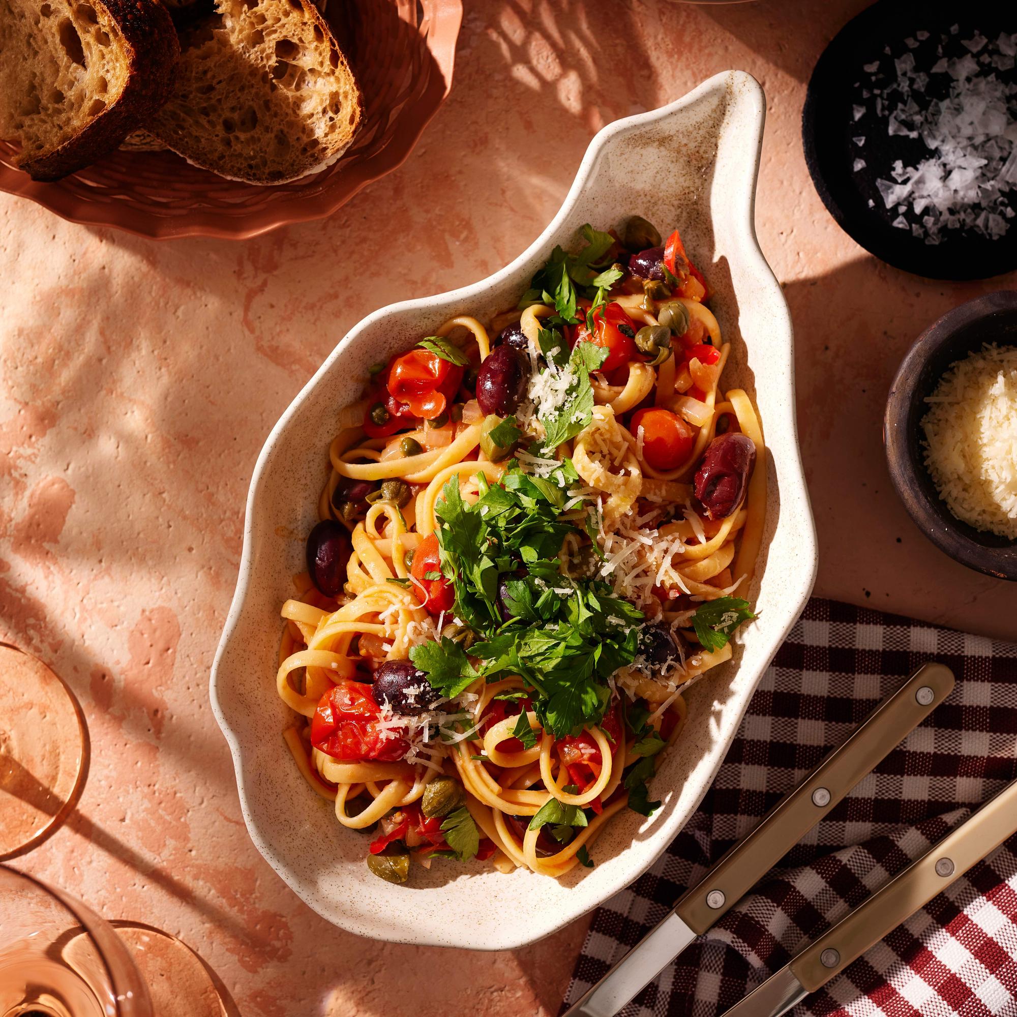 Pasta puttanesca on yksinkertaisen nerokas ruoka – nappaa napolilaisen klassikkopastan ohje!