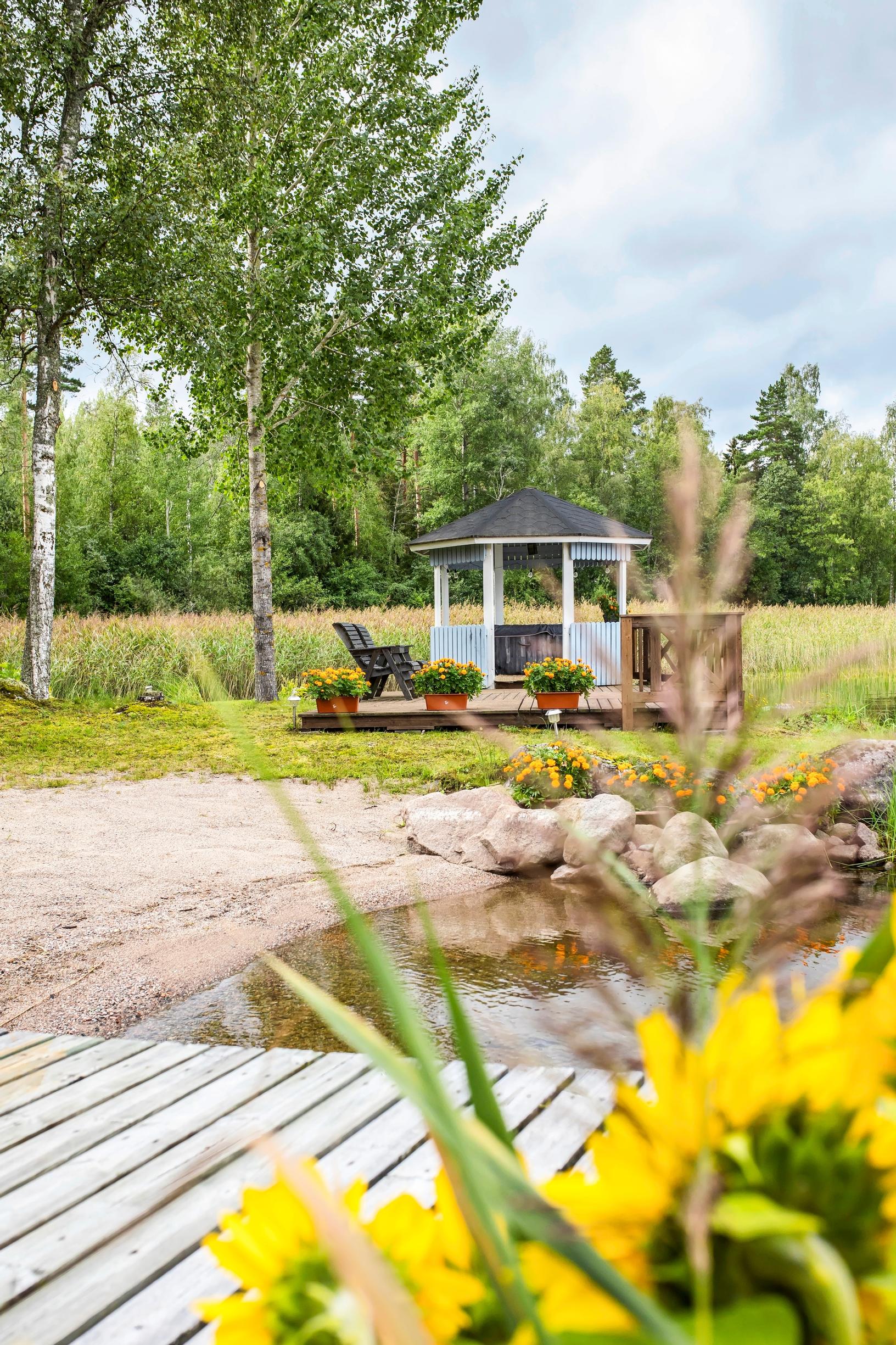 Huvimaja järven rannassa