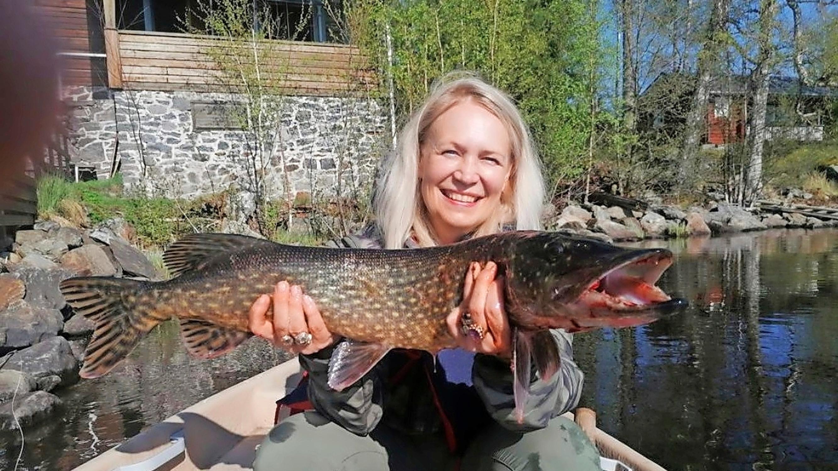 Taiteilija Johanna Oras on mökillä intohimoinen kalastaja: ”Olen saanut muutaman komean hauen”