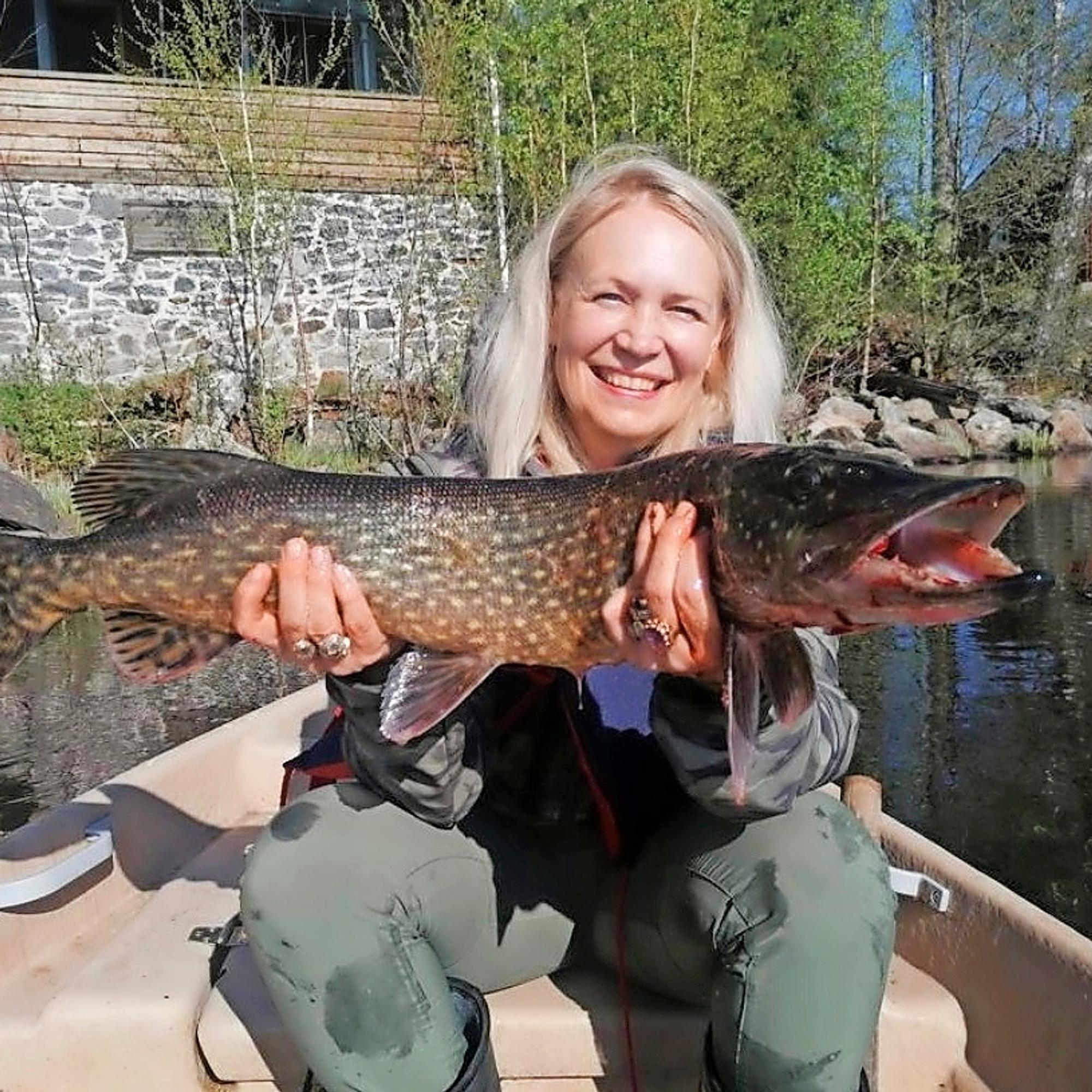 Taiteilija Johanna Oras on mökillä intohimoinen kalastaja: ”Olen saanut muutaman komean hauen”