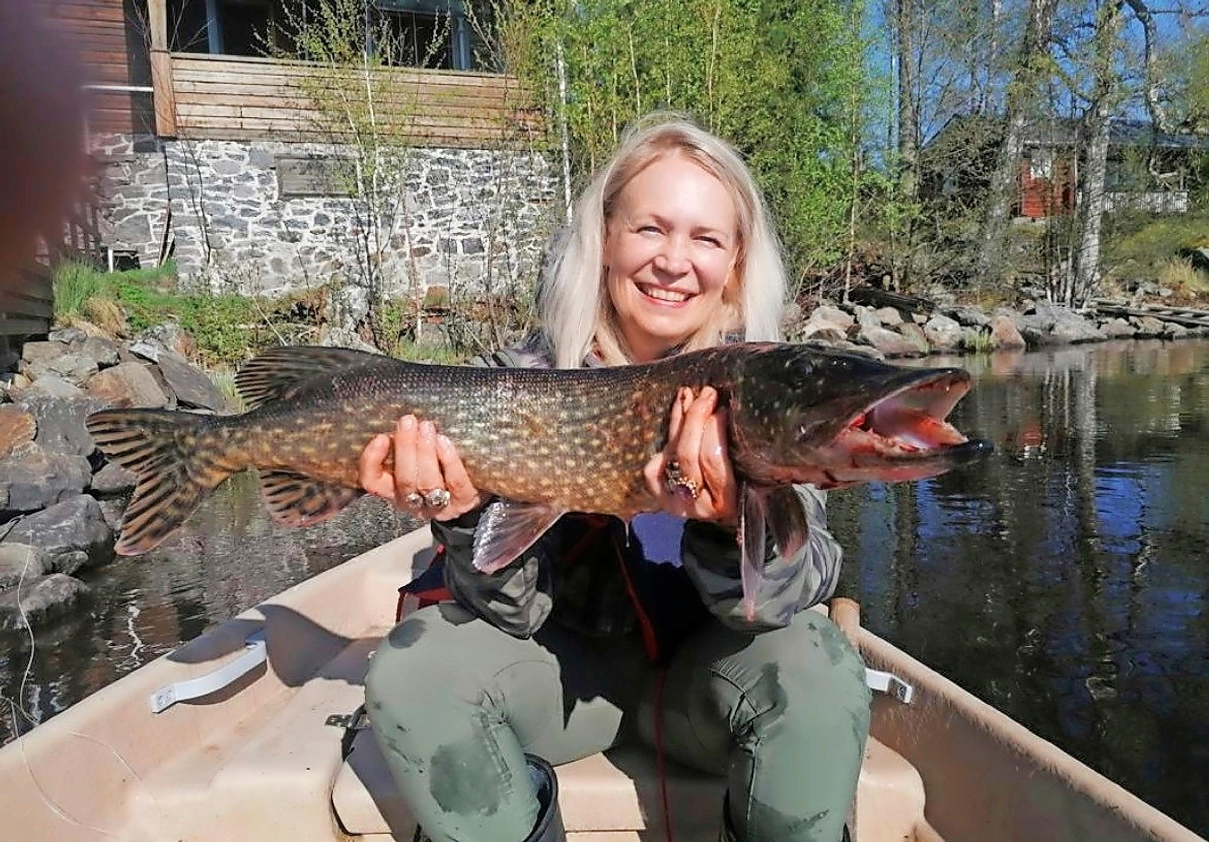 Johanna Oras veneessä iso hauki käsissään
