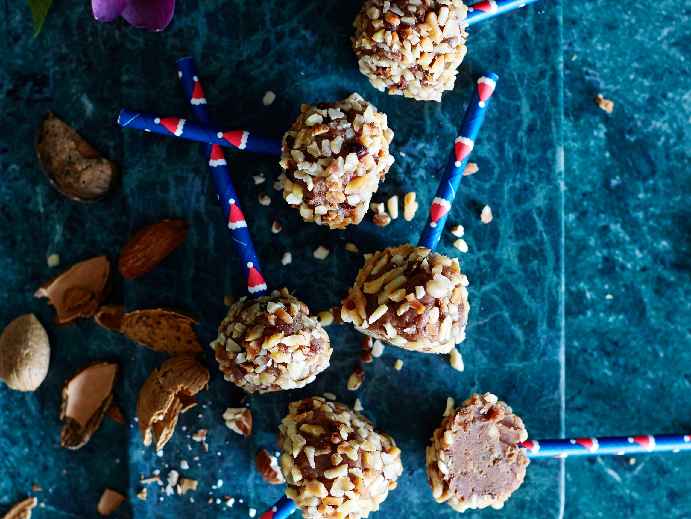 Maapähkinä-tryffelitikkarit saavat herkkusuun aivan pähkinöiksi! Syötävän suloiset namut valmistuvat ilman jauhoja