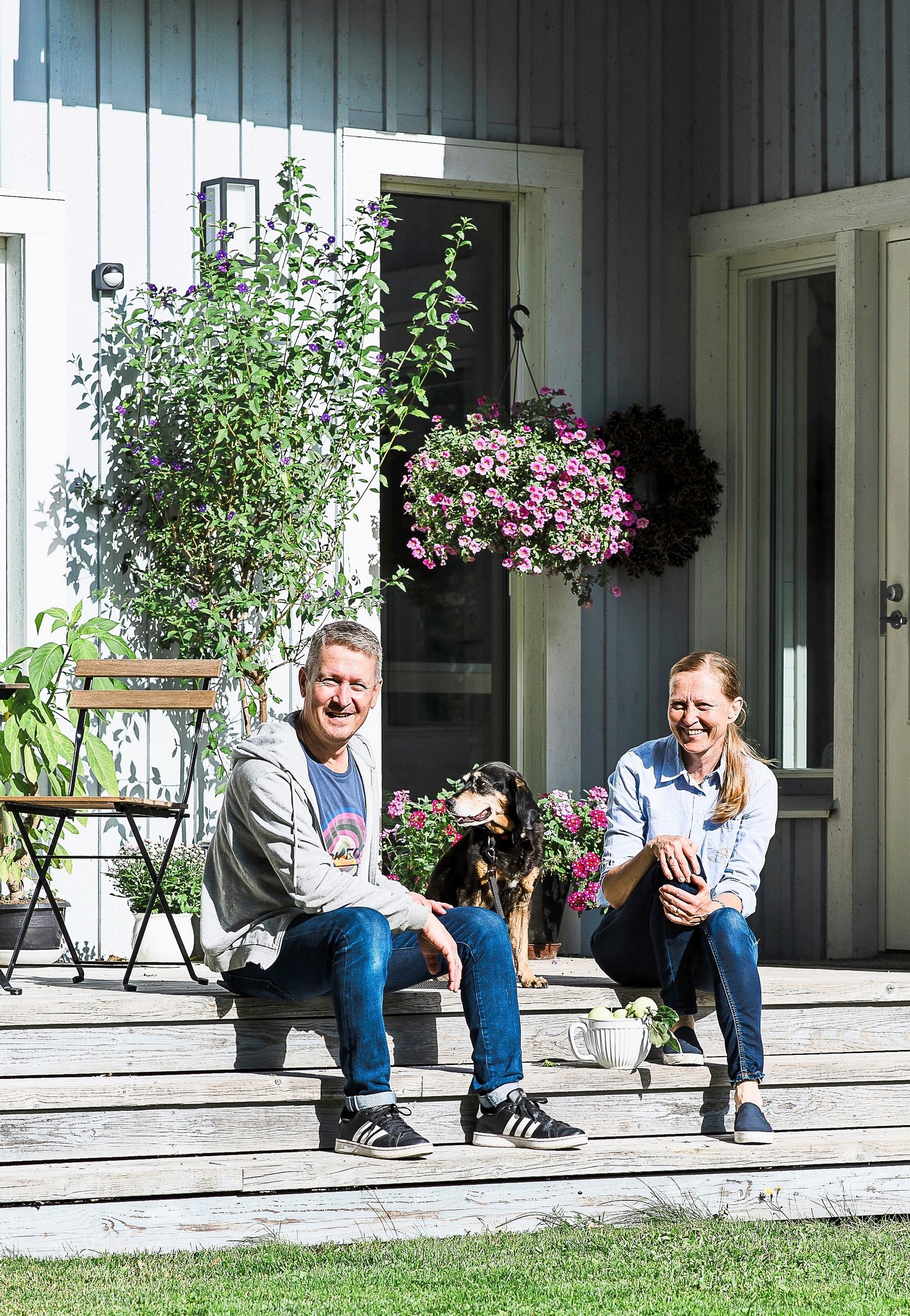 Merja ja Tommi terassilla