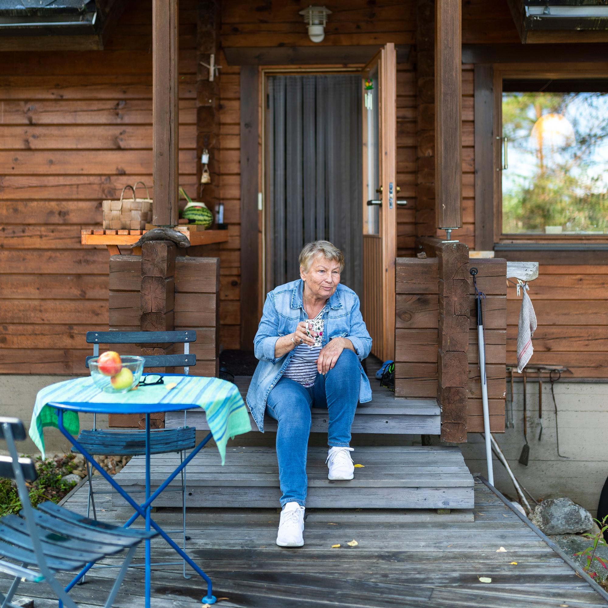Saksalaisen Monikan kesäparatiisi on ollut rantamökillä Savossa 30 vuoden ajan – ”Suomalaiset ovat opettaneet minulle kaiken, mitä mökillä tehdään”