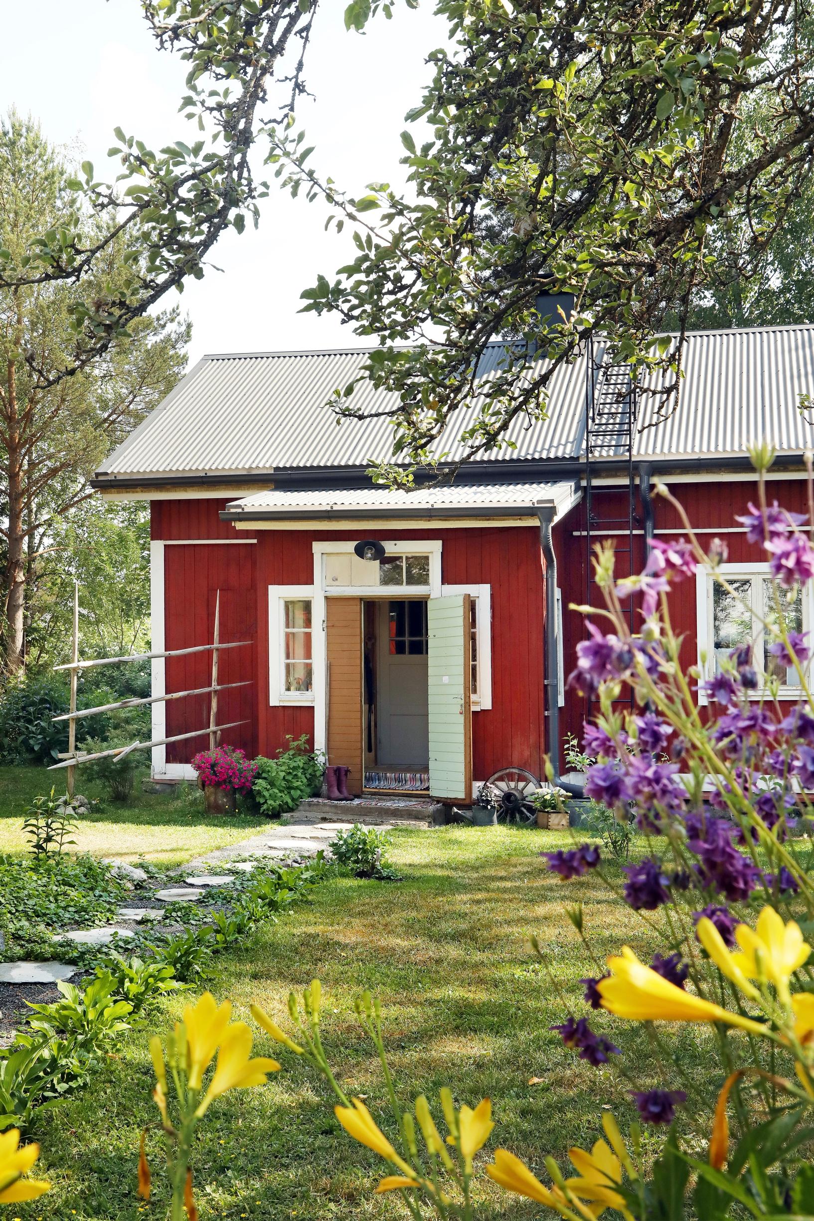 Punainen torppa puutarhassa