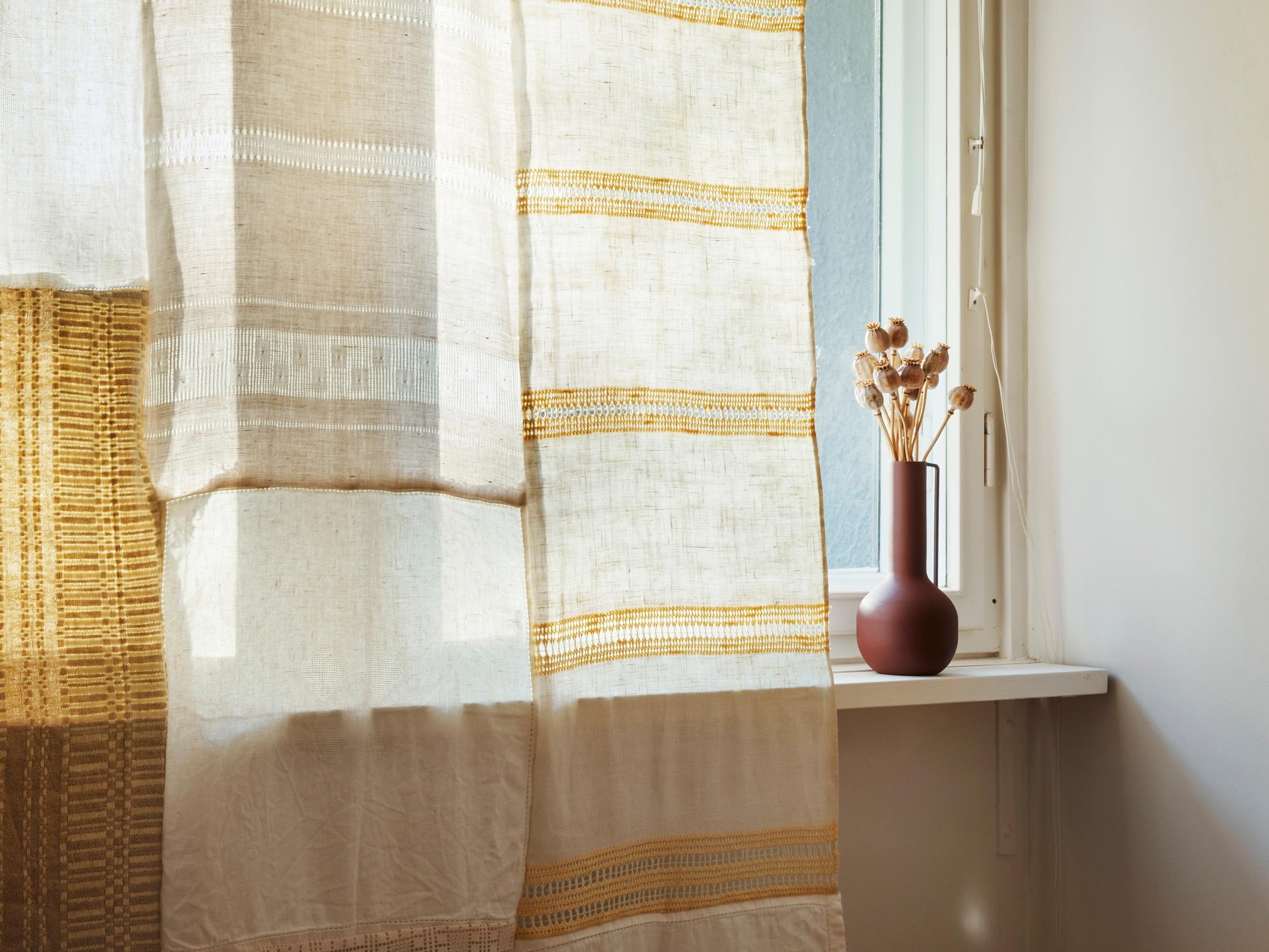 Pikkuliinat verhoksi! Kokoa hauska tilkkutyö kaappien perintötekstiileistä ja kirppislöydöistä