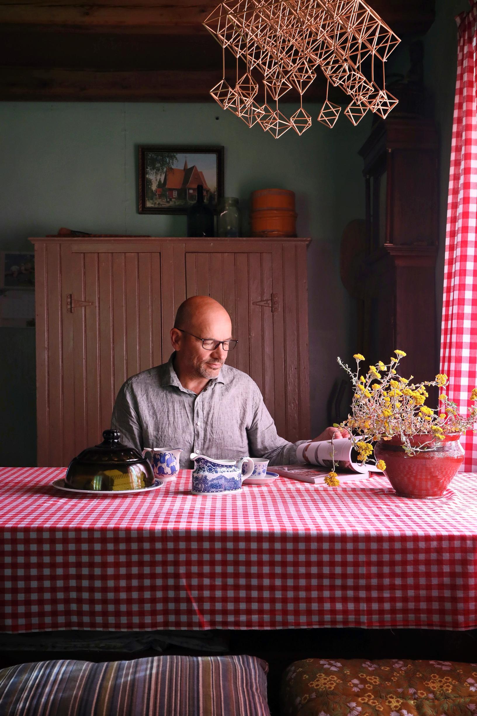 Antti istuu ruokapöydän ääressä kahvilla