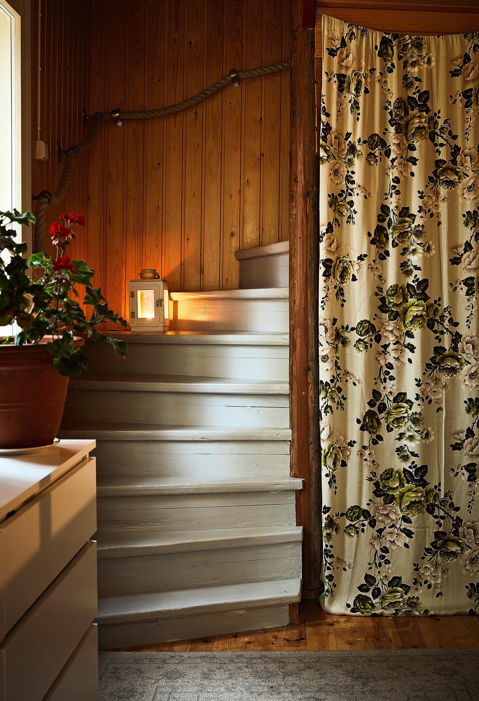 Vessa kukallisen verhon takana