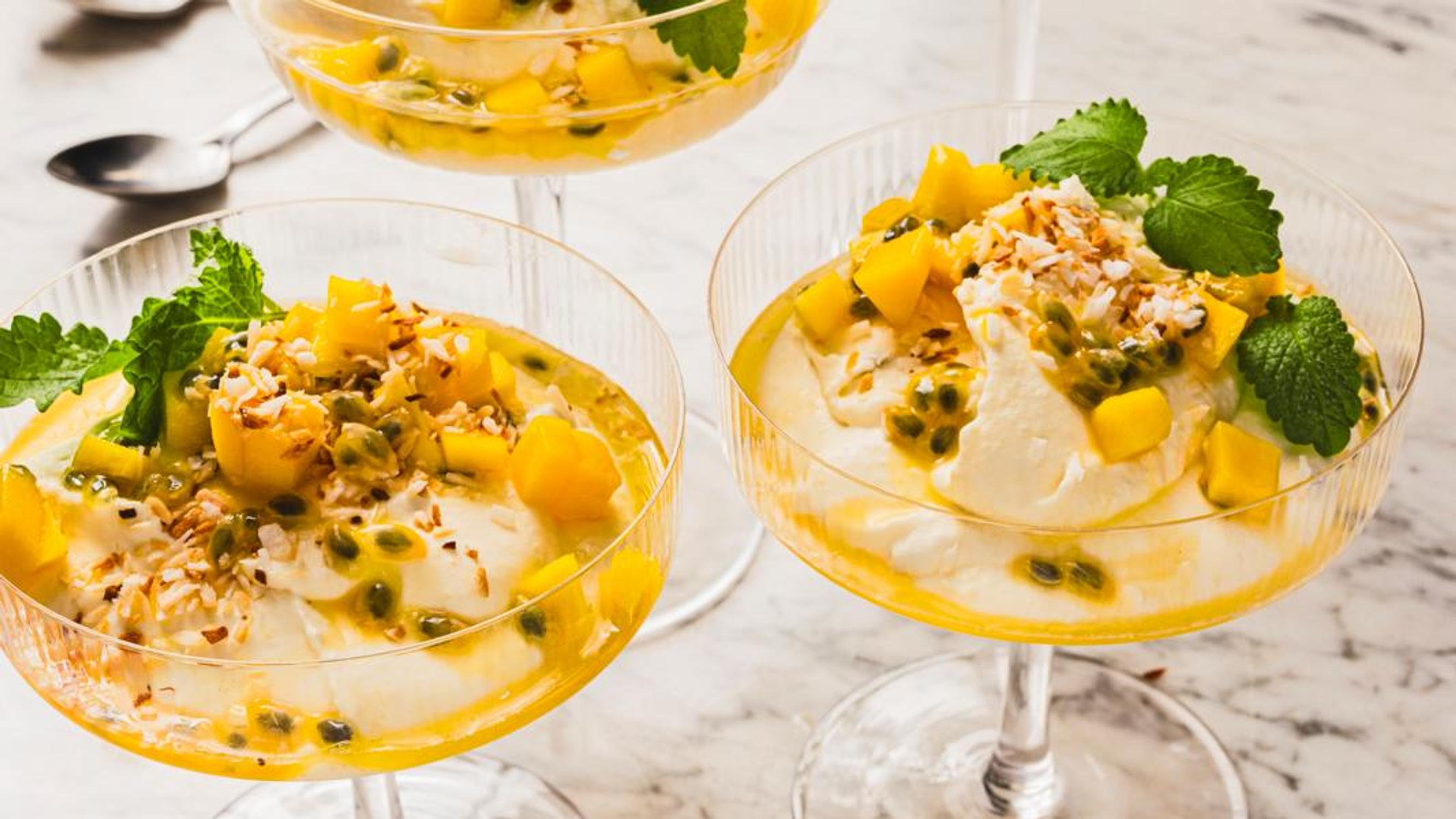 Mikä täydellinen jälkiruoka! Silkkinen kookosmousse kruunataan passio-mangohedelmäsalaatilla