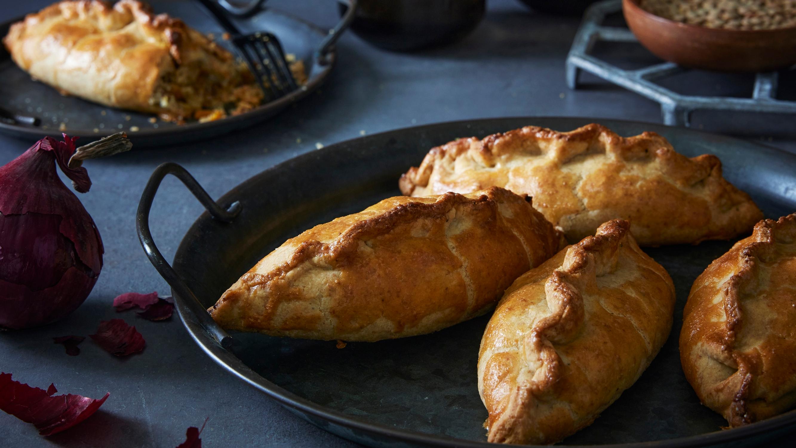 Pasteijapäivä! Leivo mehevät linssipasteijat englantilaisten Cornish pasty -leivonnaisten inspiroimana