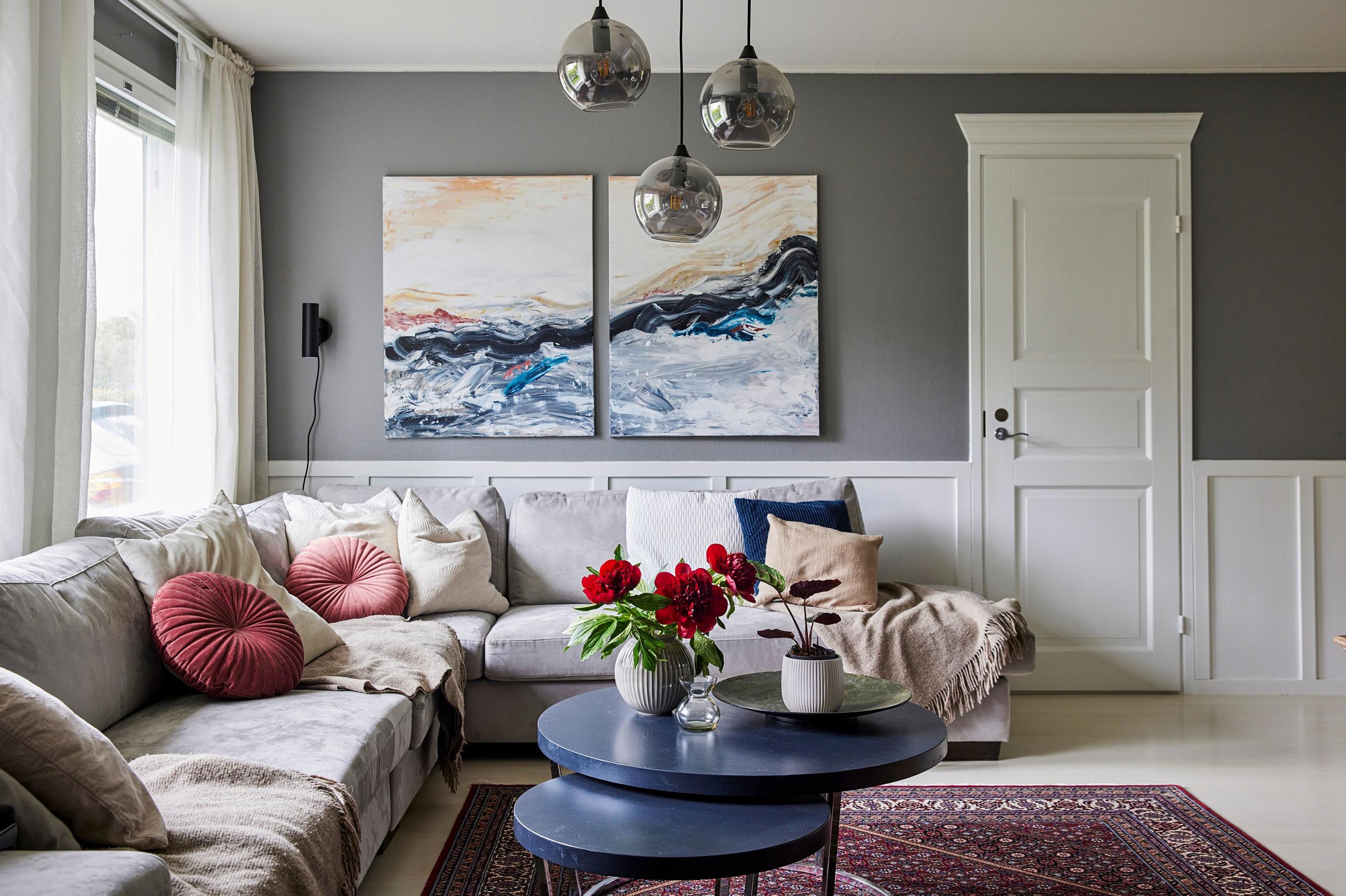 Olohuoneen seinään tehty koristelistoitus