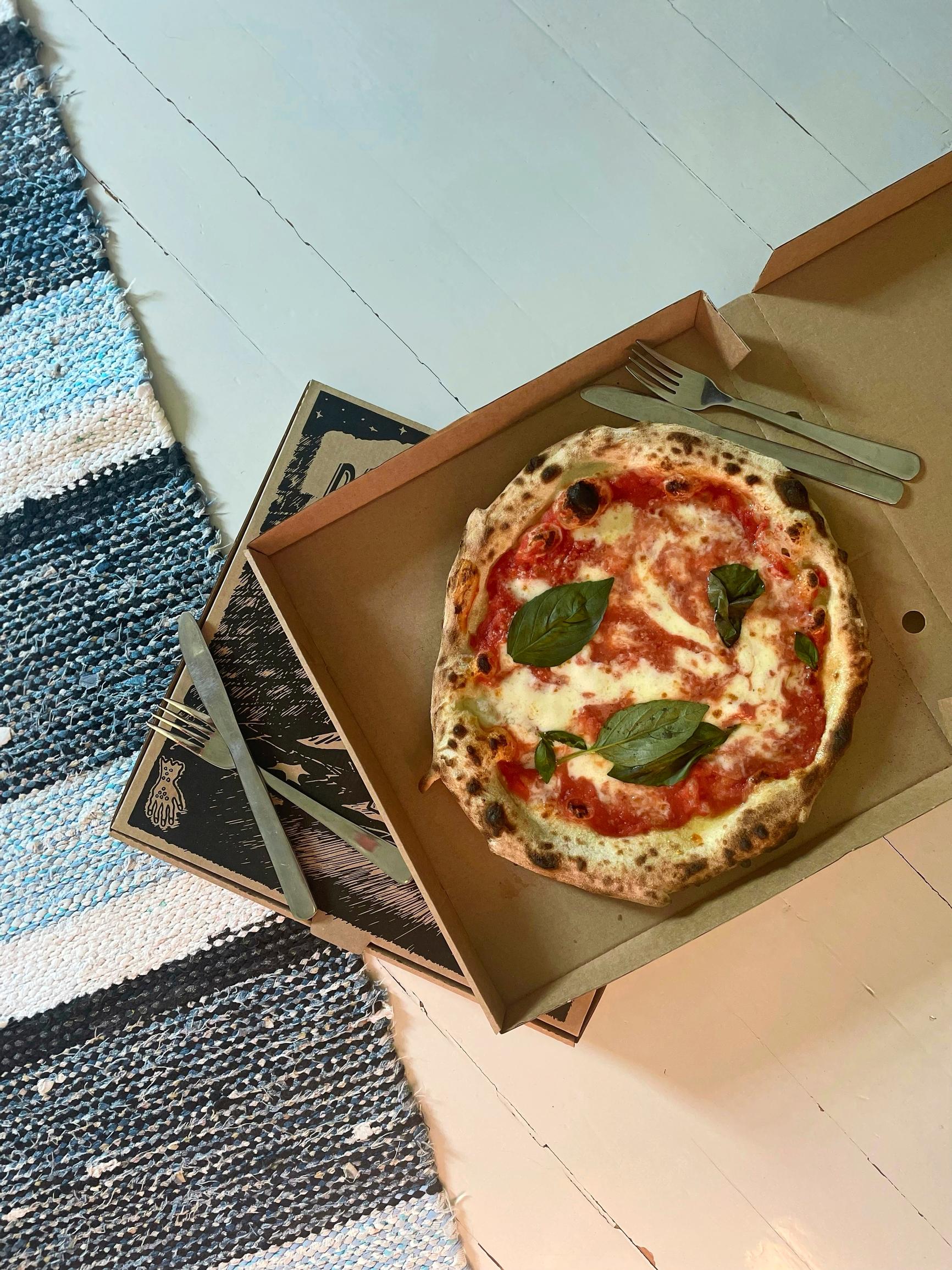 kaksi pizzalaatikkoa kodin lattialla