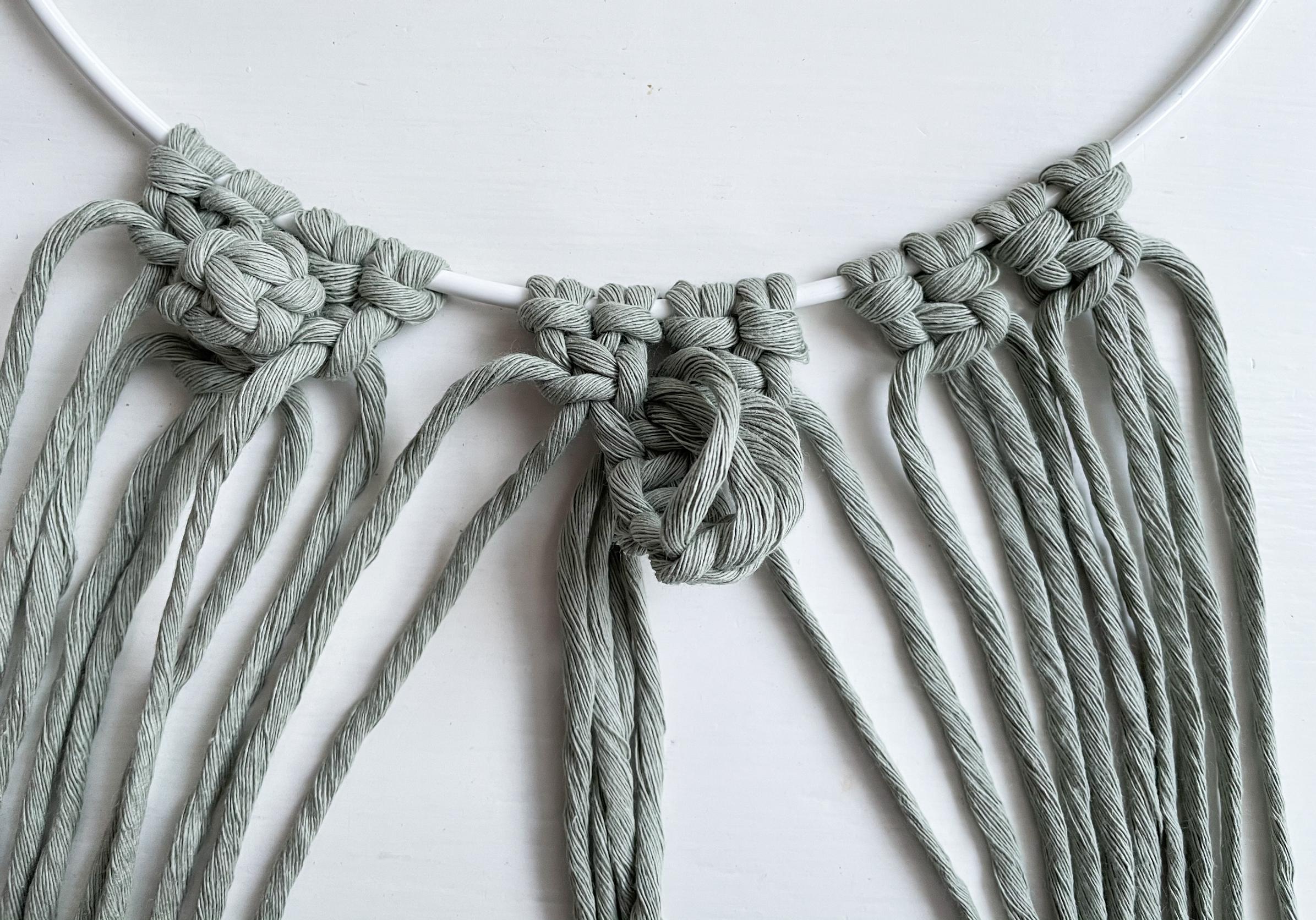 Makrameekranssin "berry knot" eli pallosolmu