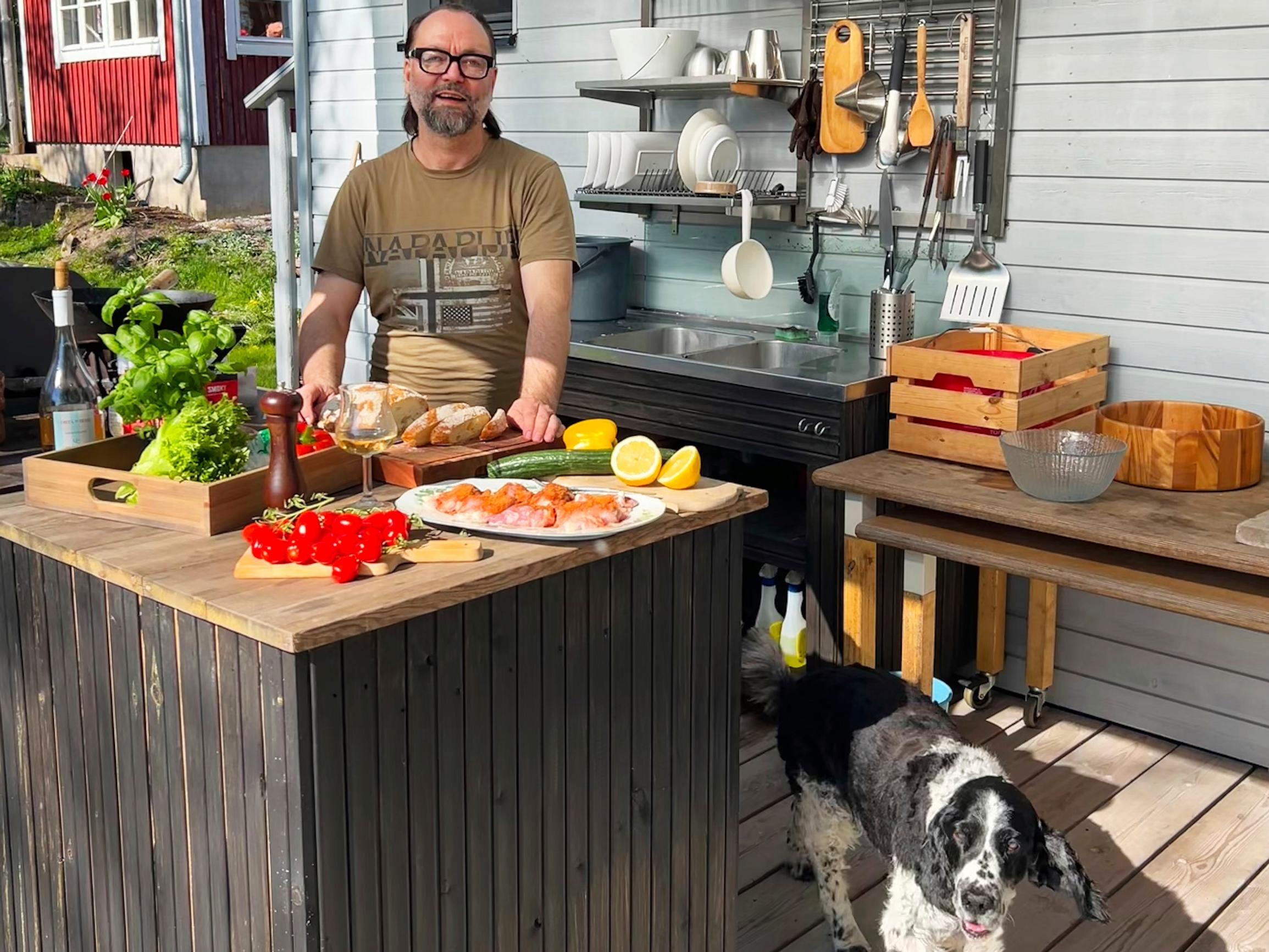 Seilo käyttää valtaosan mökkipäivästä kokkailuun – ja tekee jopa grillihiilet itse! ”Mökillä puuhailu on auttanut, kun en voinut enää jatkaa ammatissani”