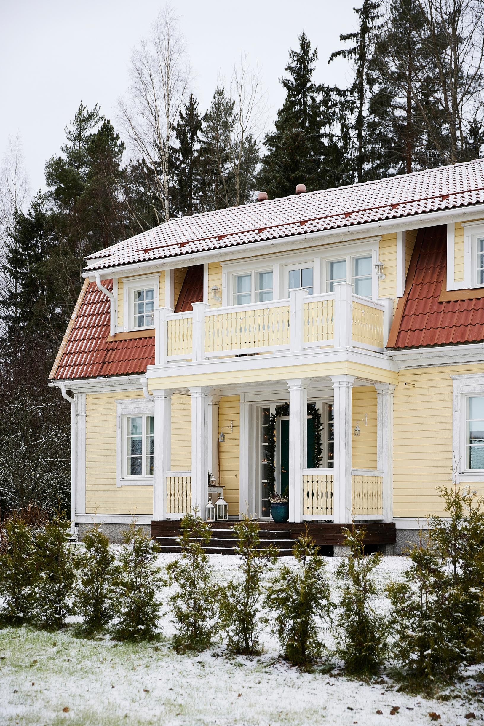 Mansardikattoinen Kannustalon Rauhala