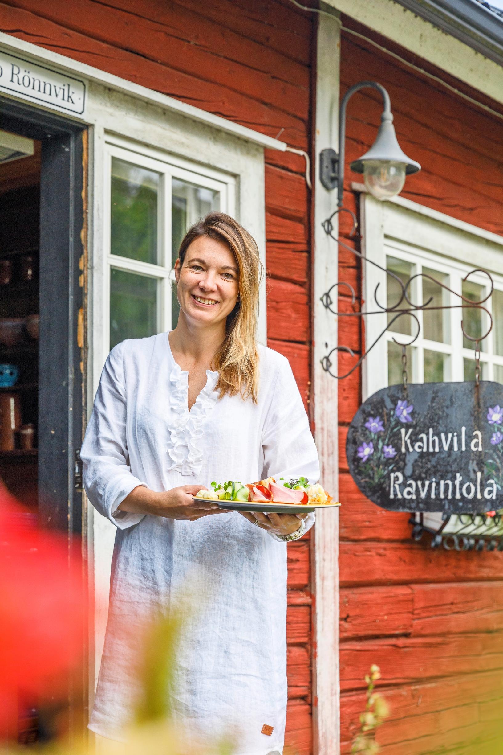 Rönnvikin tilalla bistroa pyörittävä Mervi Ruohonen