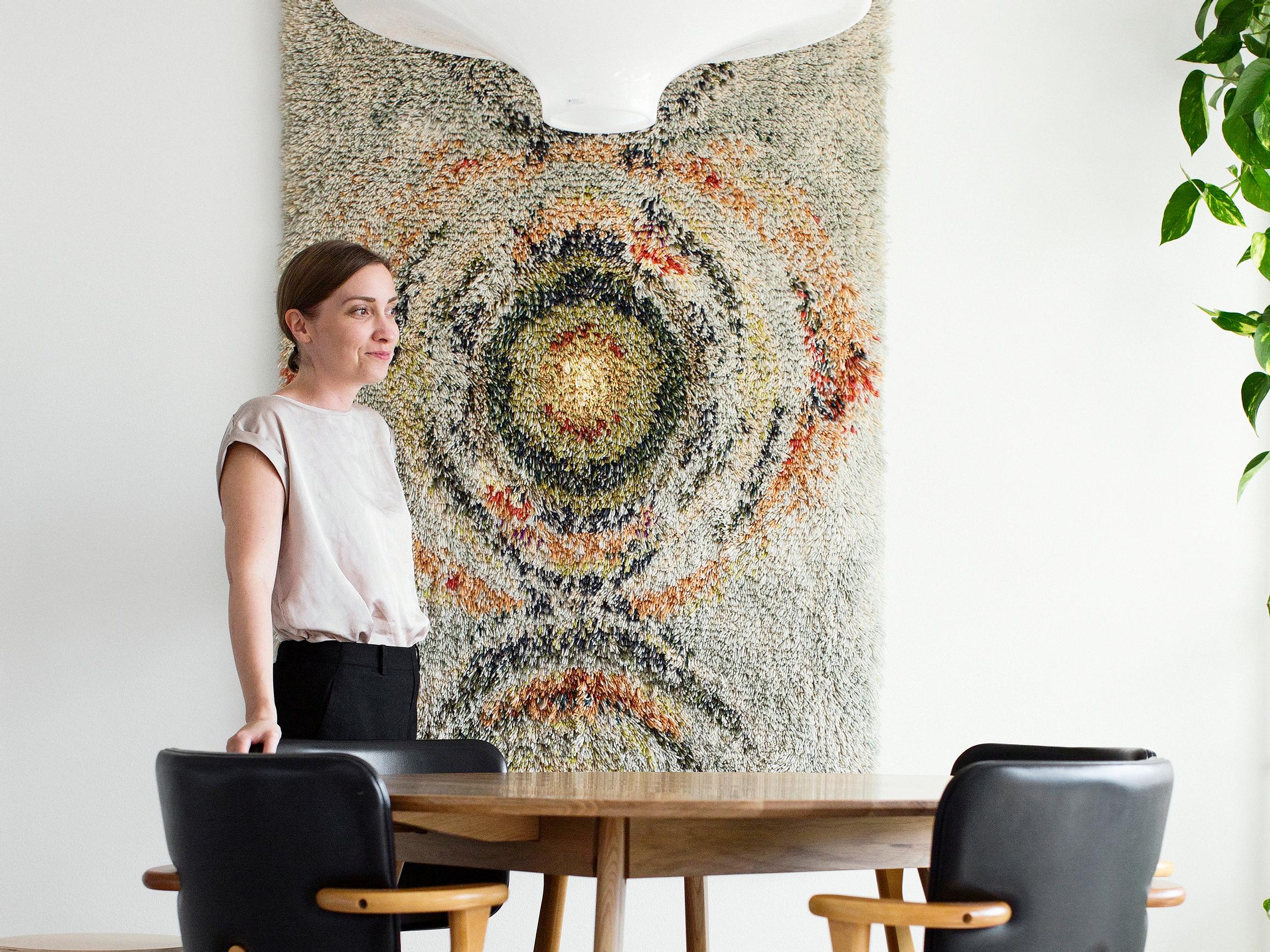 Pehmeys palasi seinille! Ryijybuumia vauhdittavat kierrätysaate ja halu sisustaa esineillä, joilla on tarina