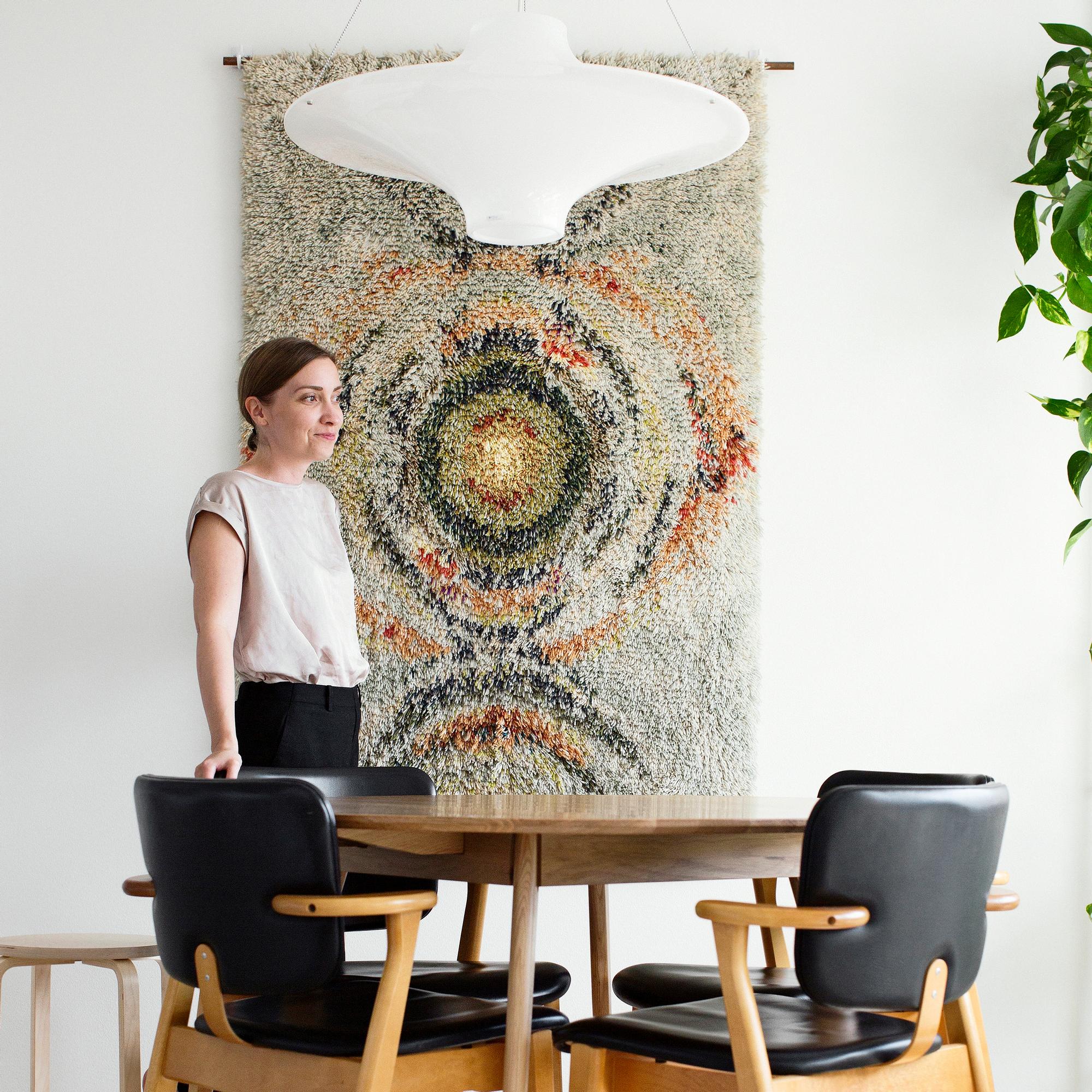 Pehmeys palasi seinille! Ryijybuumia vauhdittavat kierrätysaate ja halu sisustaa esineillä, joilla on tarina