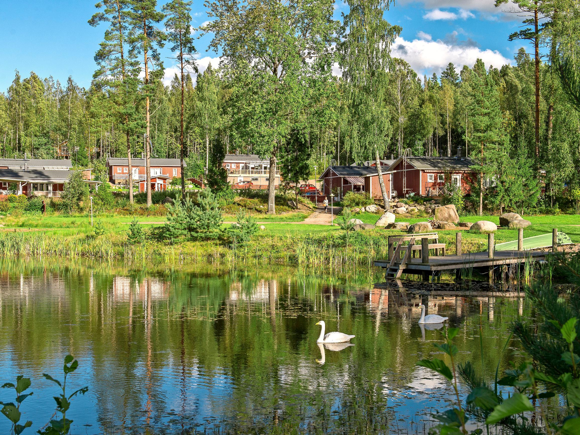 Tervetuloa mummonmökkikylään! Joukko senioreita mökkeilee kukin punaisessa tuvassaan mutta silti yhdessä