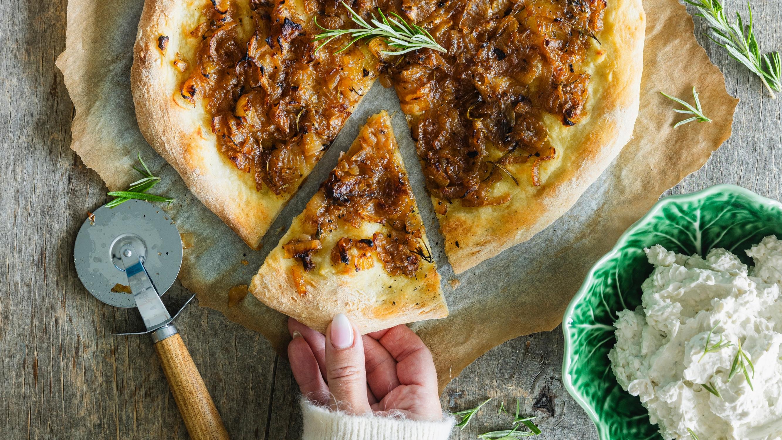 Anni Paakkunaisen sipulipizza on täydellinen naposteltava illanistujaisiin – lusikoi karamellisoidun sipulin päälle sinihomejuustovaahtoa