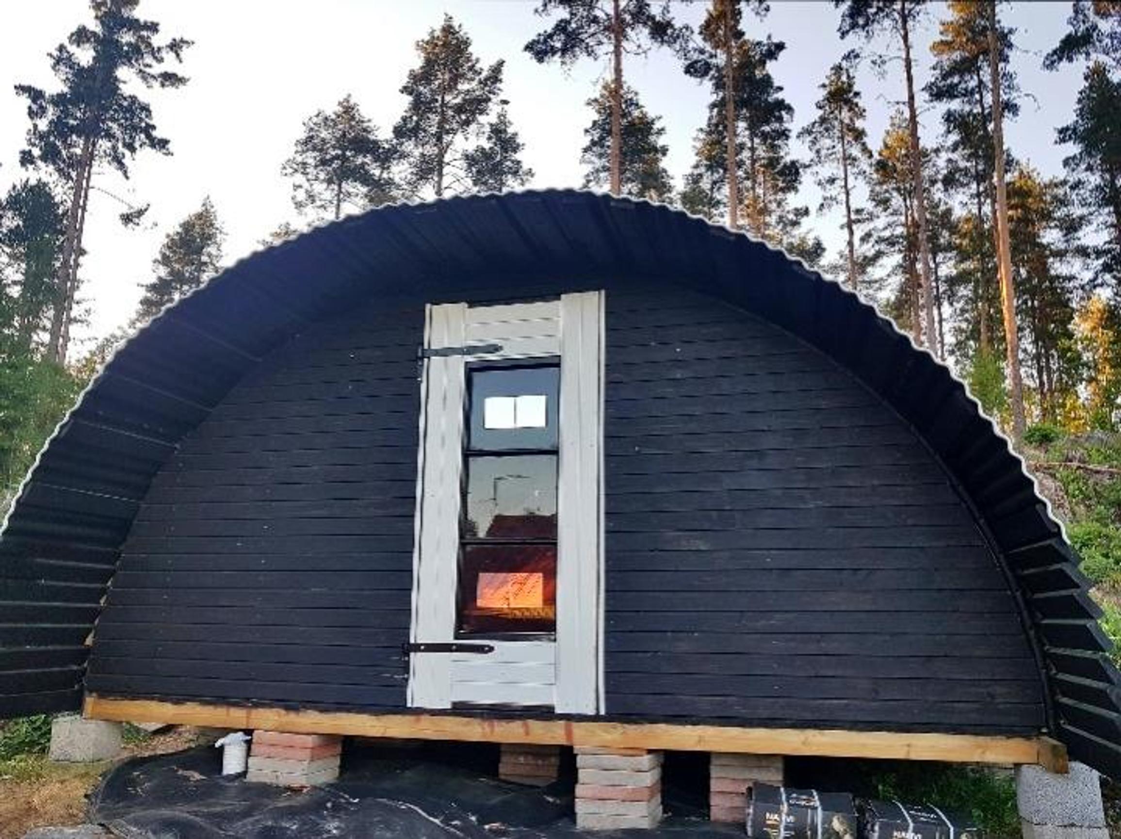 Vanhasta trampoliinista tehty pihasauna rakennusvaiheessa.