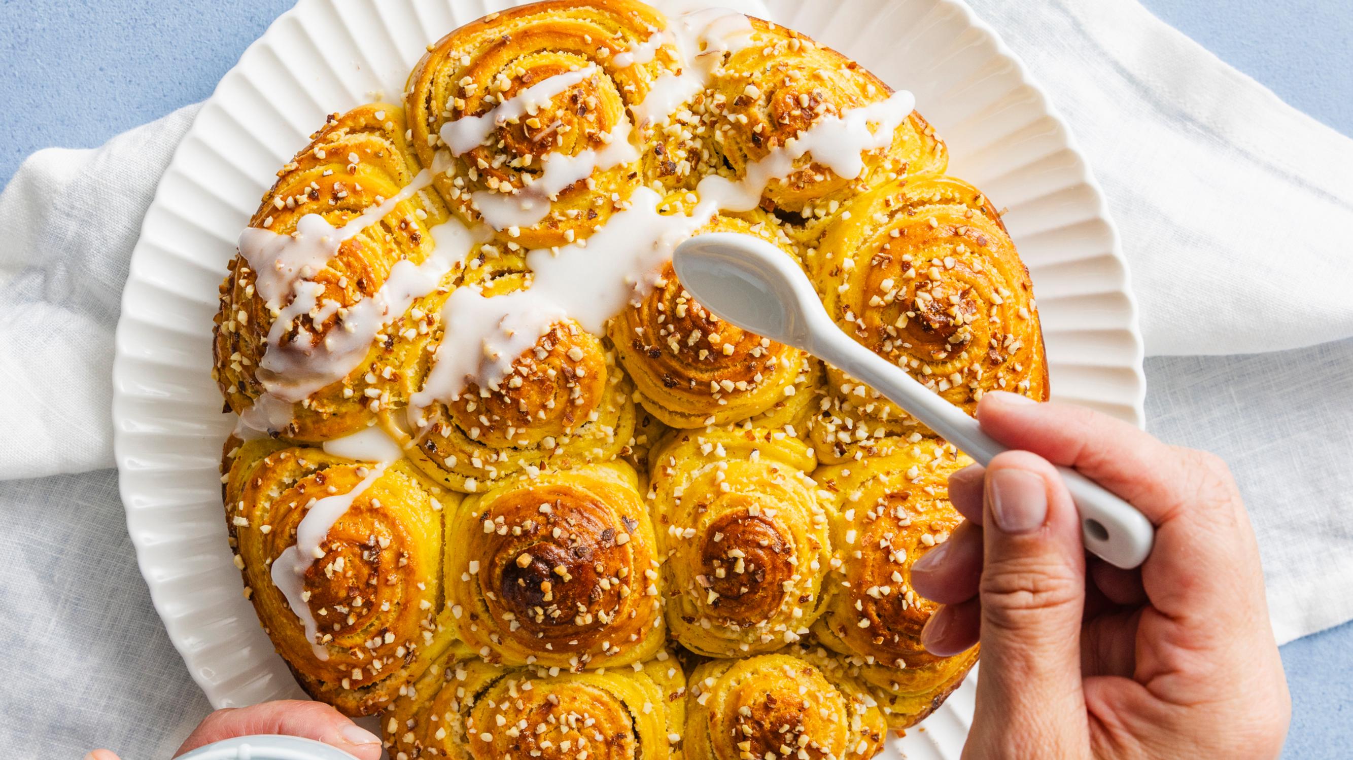 Jouluboston – rakkaudella rullattu joulupulla kietoo sahramin ja mantelin maut lämpimään syleilyynsä