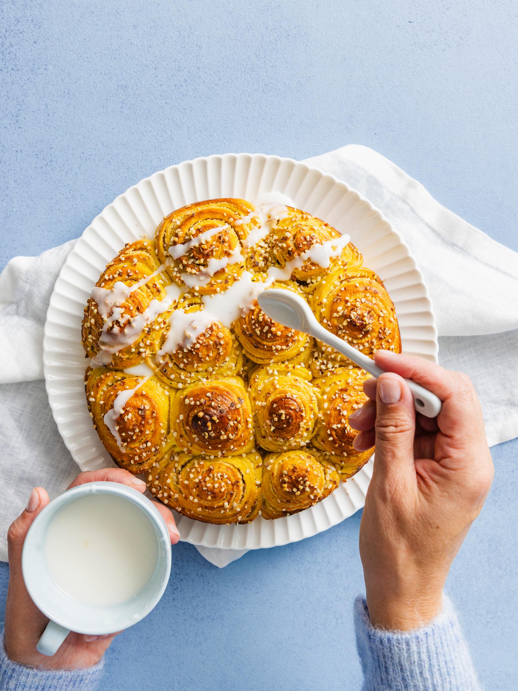 Jouluboston – rakkaudella rullattu joulupulla kietoo sahramin ja mantelin maut lämpimään syleilyynsä