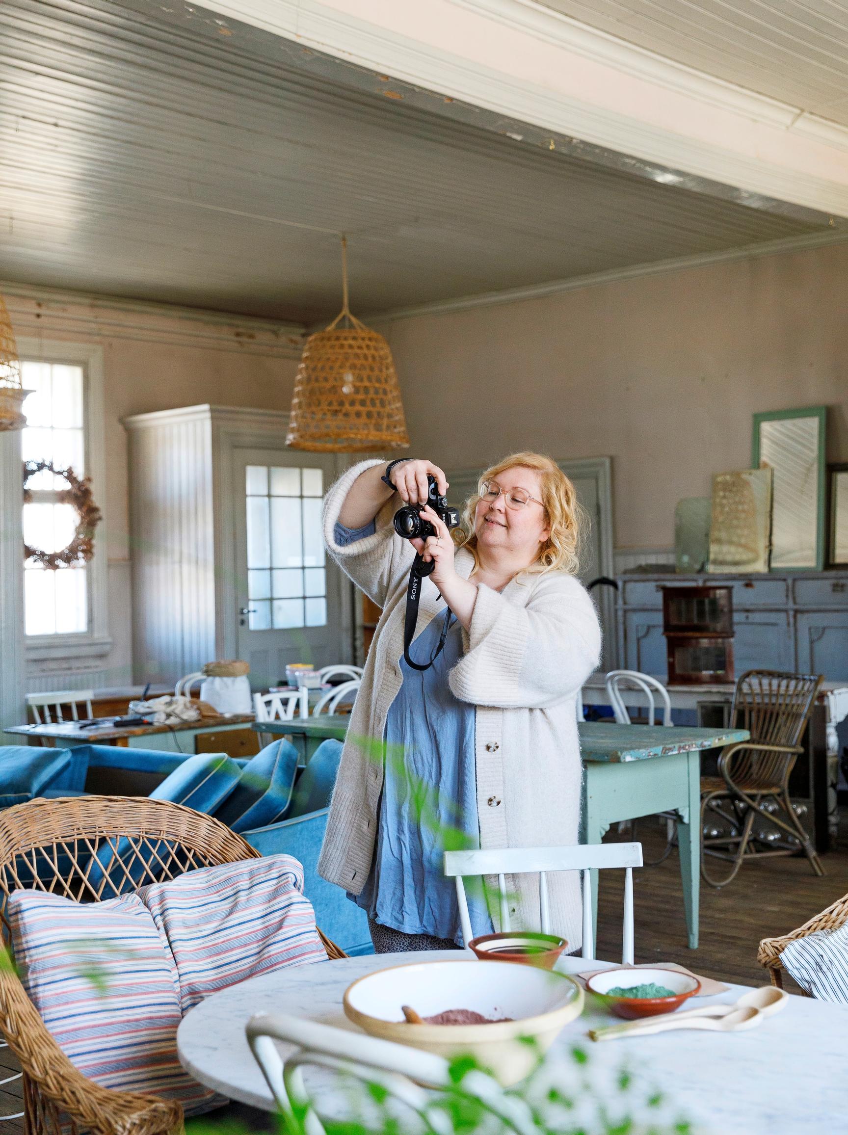 Katja ottamassa valokuvia.