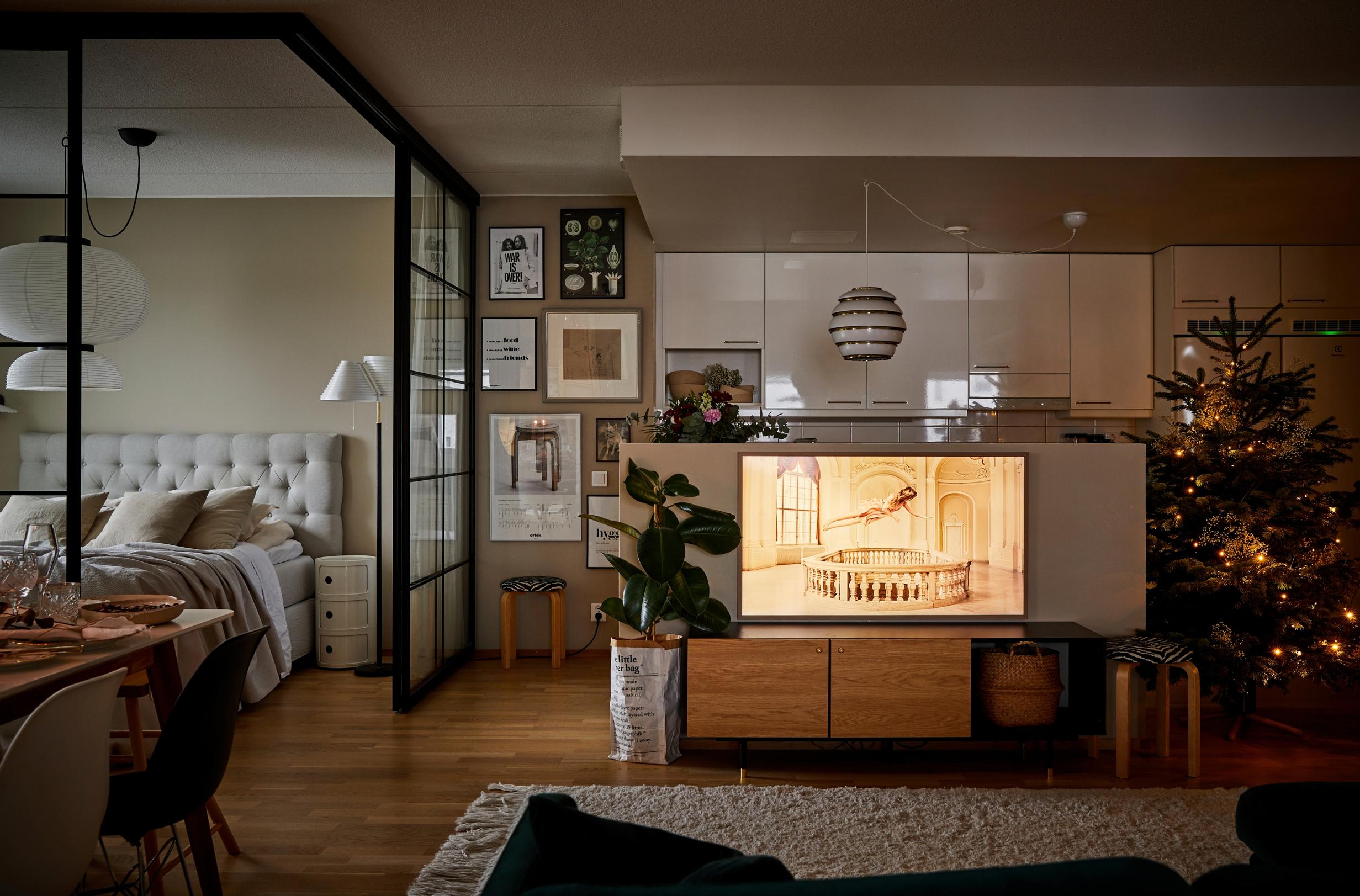 Televisio päällä olohuoneessa