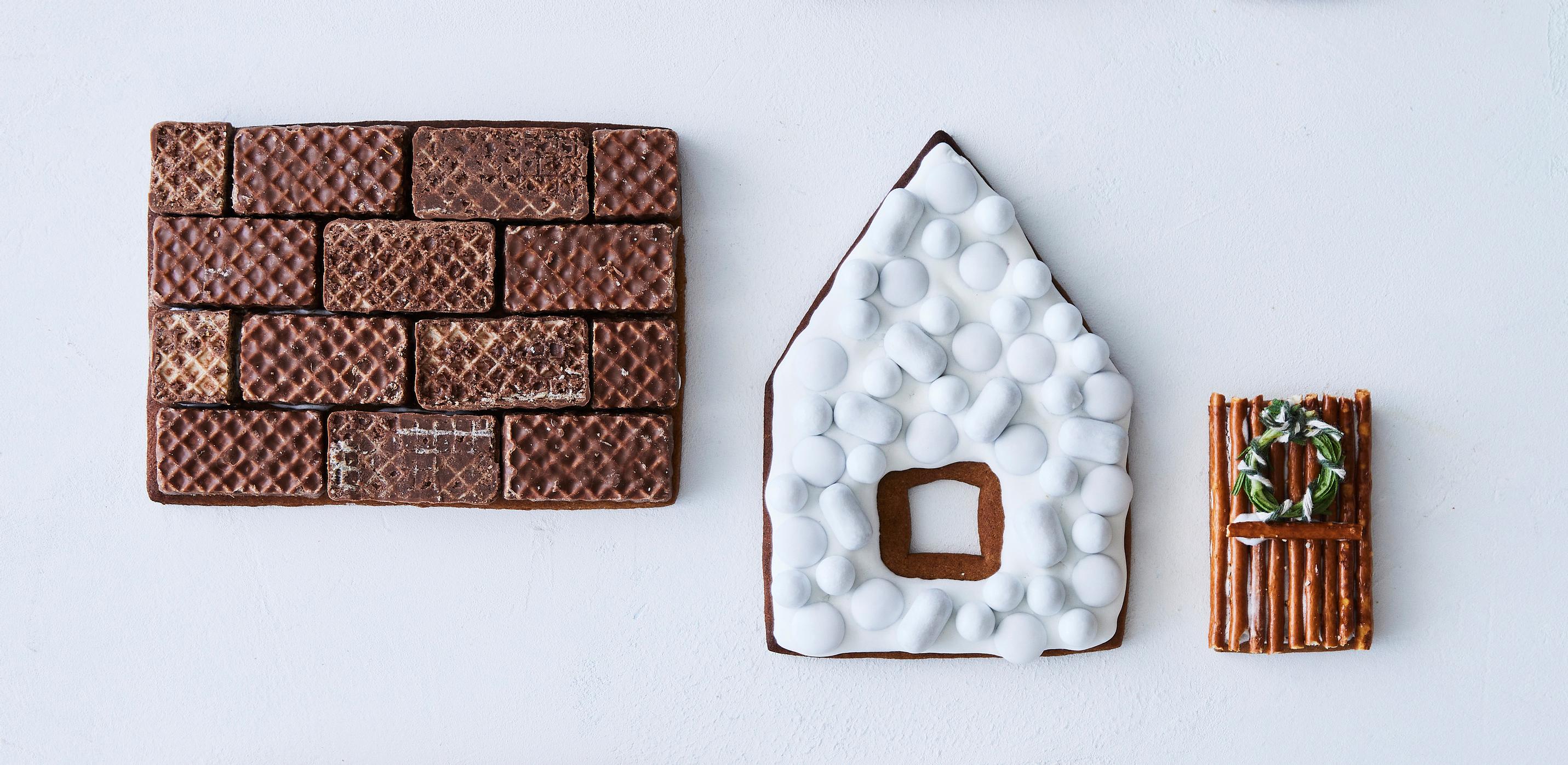 Englantilaisen mökin tyylisiä piparkakkutalon osia