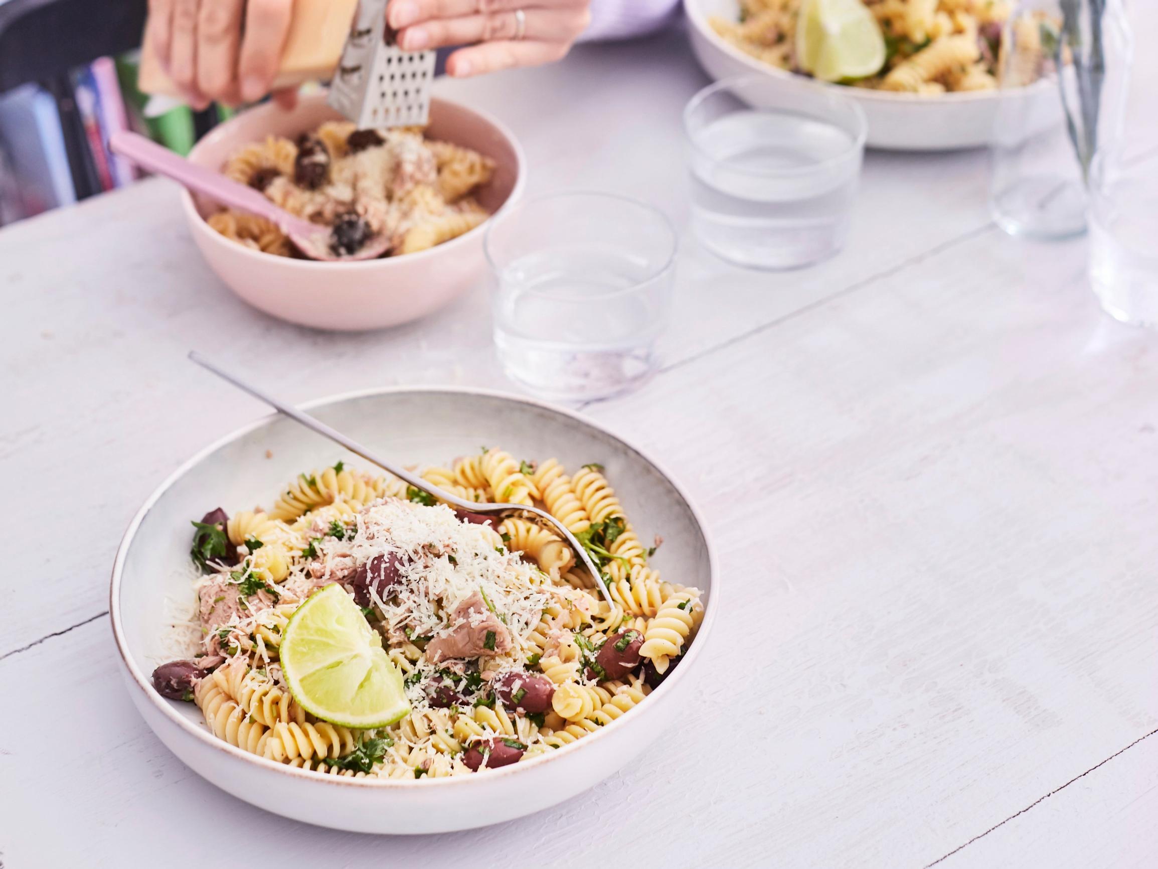 Niin yksinkertaista, niin hyvää! Nopea tonnikalapasta ruokakirjailija Outi Väisäsen tapaan – nappaa uusi arkiresepti