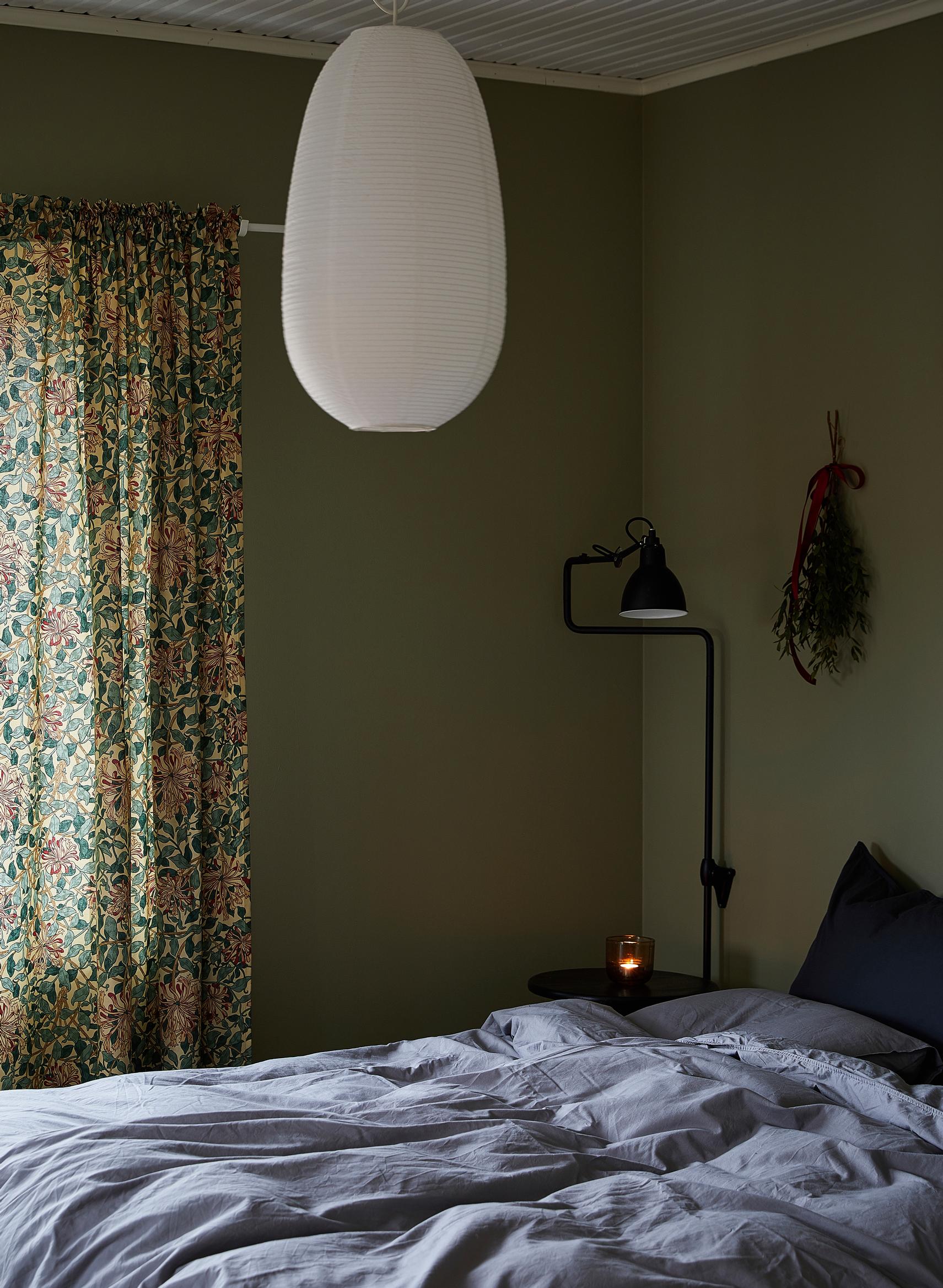 Vanhempien vihreäksi maalattu makuuhuone