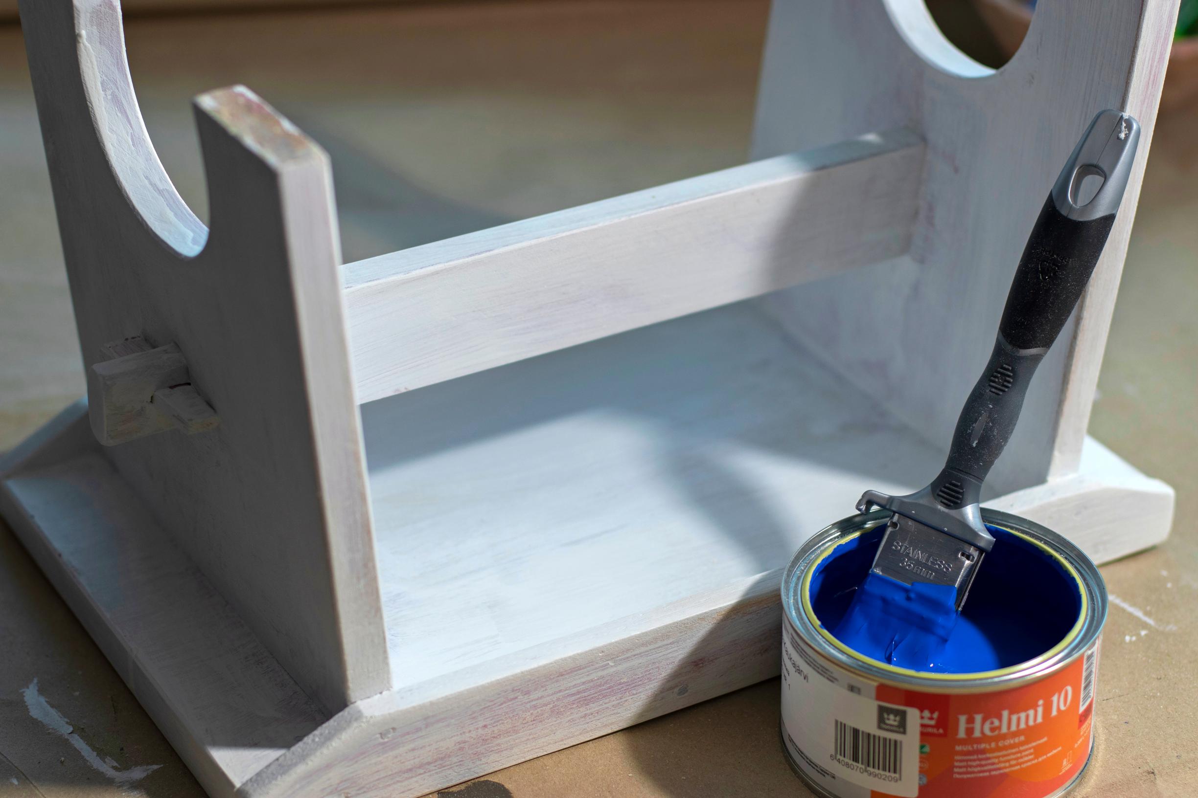 Jakkaran maalaaminen pohjamaalilla