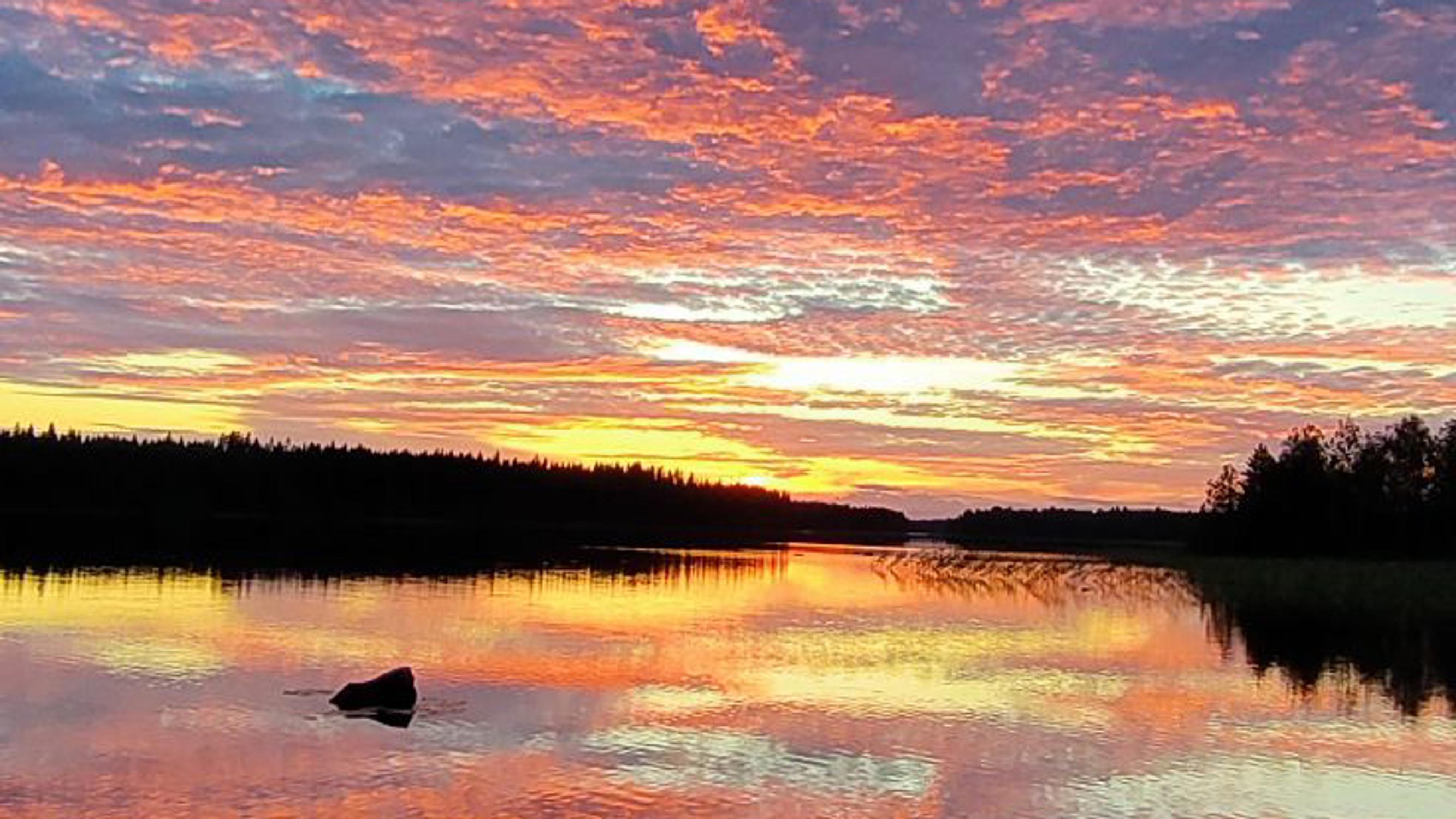 Vau, mitkä värit! Näitä mökkimaisemia kaipaamme taas ensi kesään asti – katso mökkiläisten kuvat upeista auringonlaskuista