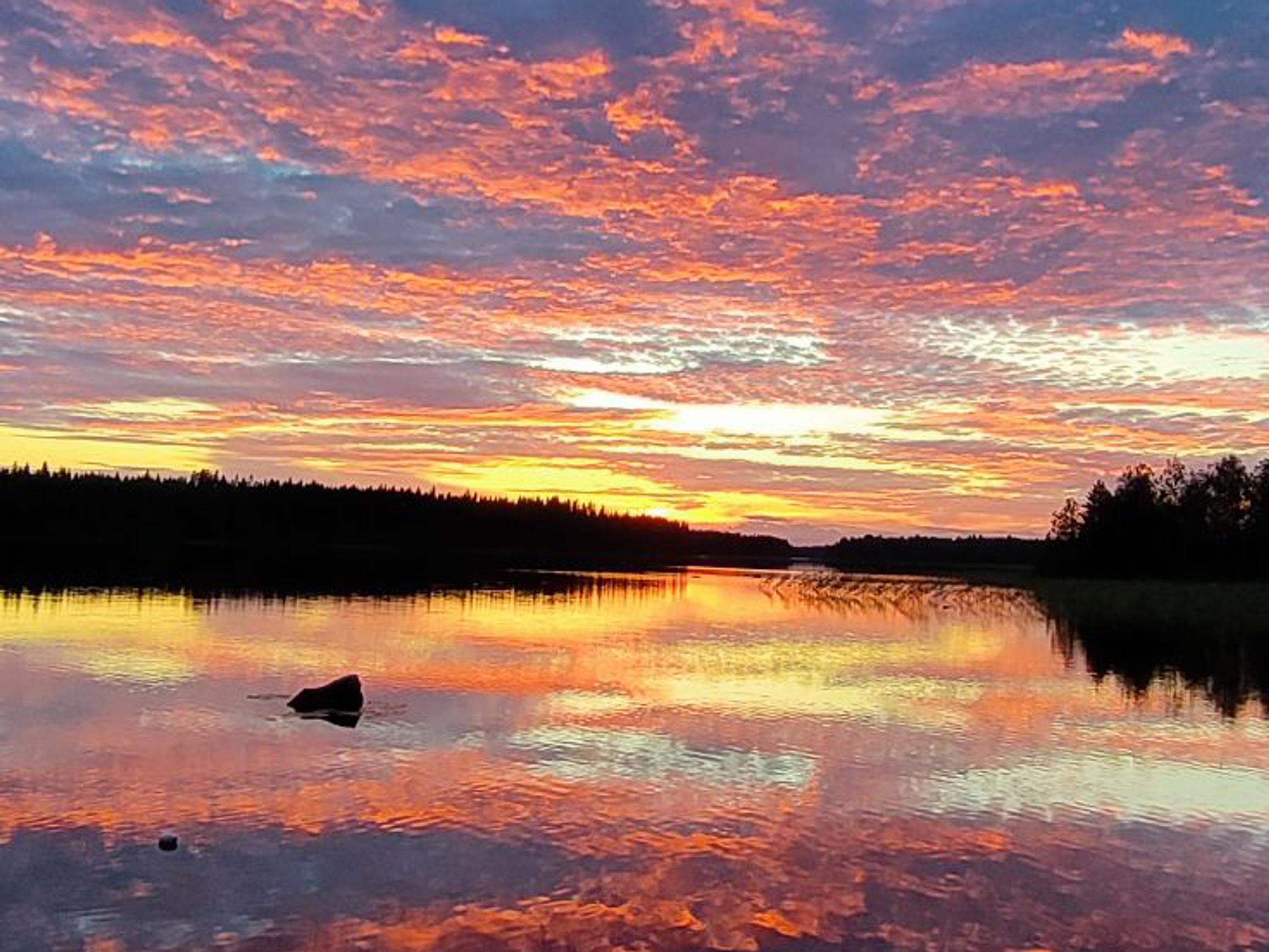 Vau, mitkä värit! Näitä mökkimaisemia kaipaamme taas ensi kesään asti – katso mökkiläisten kuvat upeista auringonlaskuista