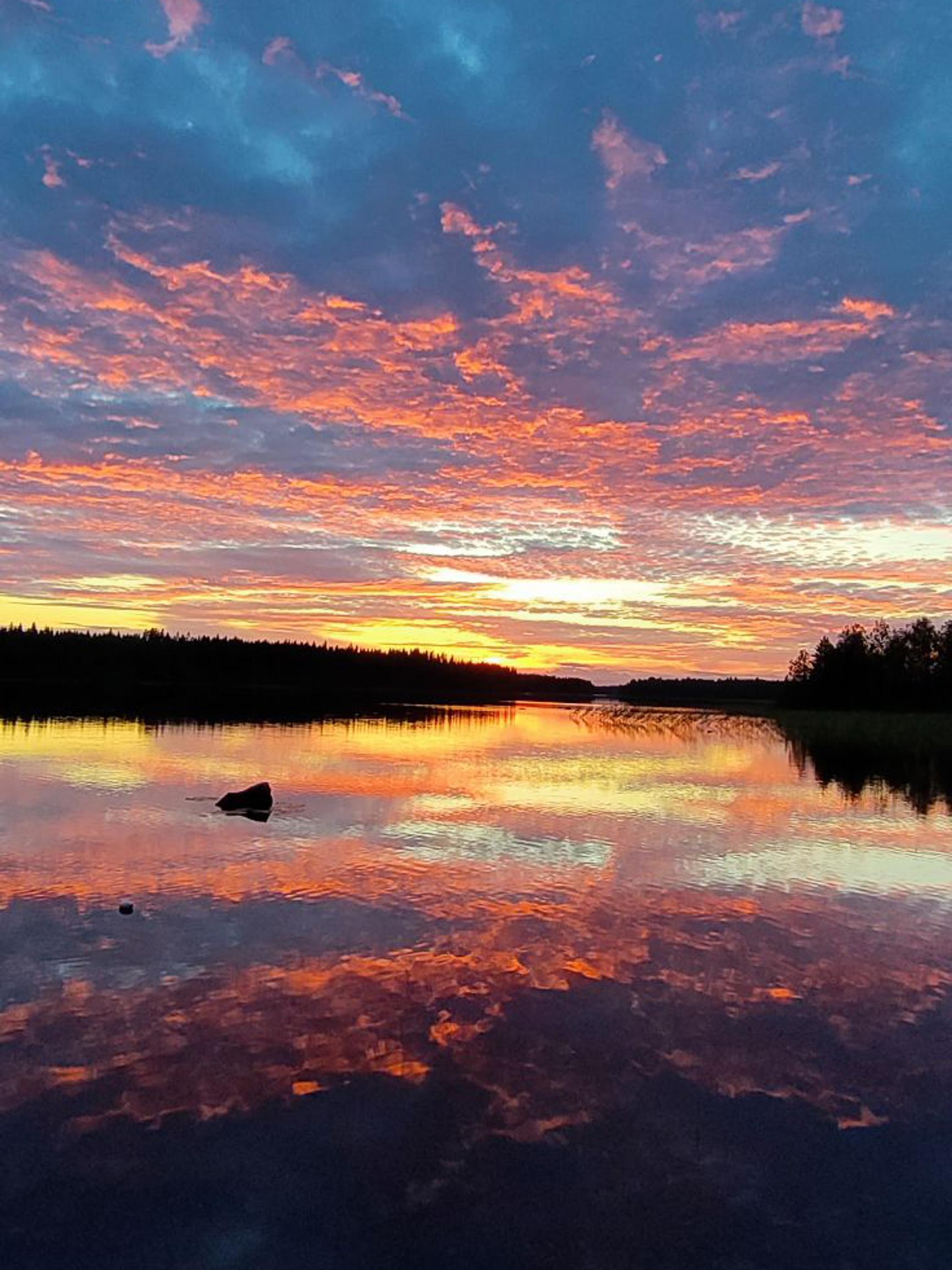 Vau, mitkä värit! Näitä mökkimaisemia kaipaamme taas ensi kesään asti – katso mökkiläisten kuvat upeista auringonlaskuista
